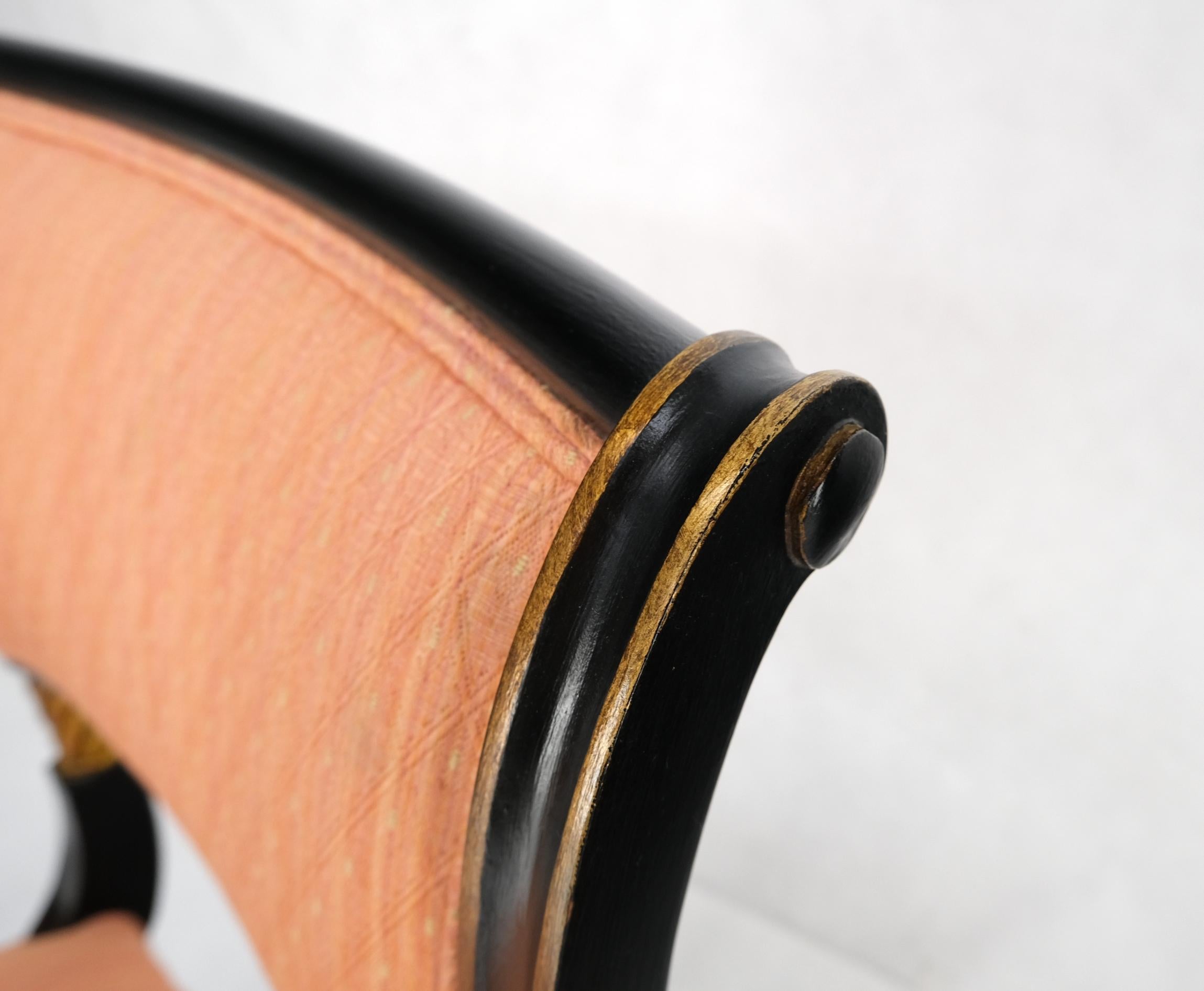 Pareja de Sillas de Comedor de la Regencia Ebonizadas Doradas Grabadas con Pata en Forma de Cuerno en venta 4