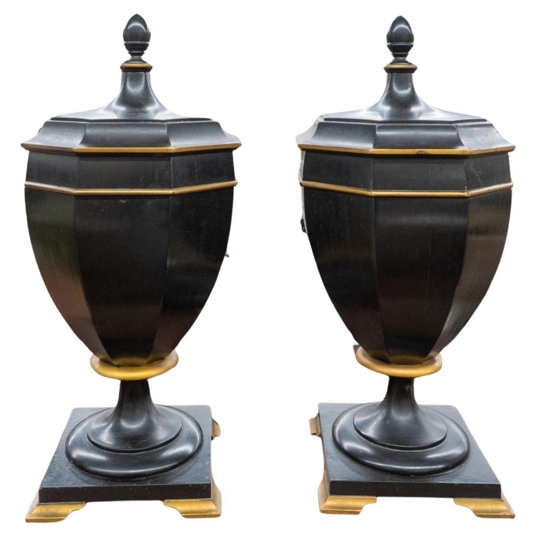 Édouardien Paire d'urnes couvertes en acajou ébonisé et doré de l'époque édouardienne, C.I.C. 1910 en vente