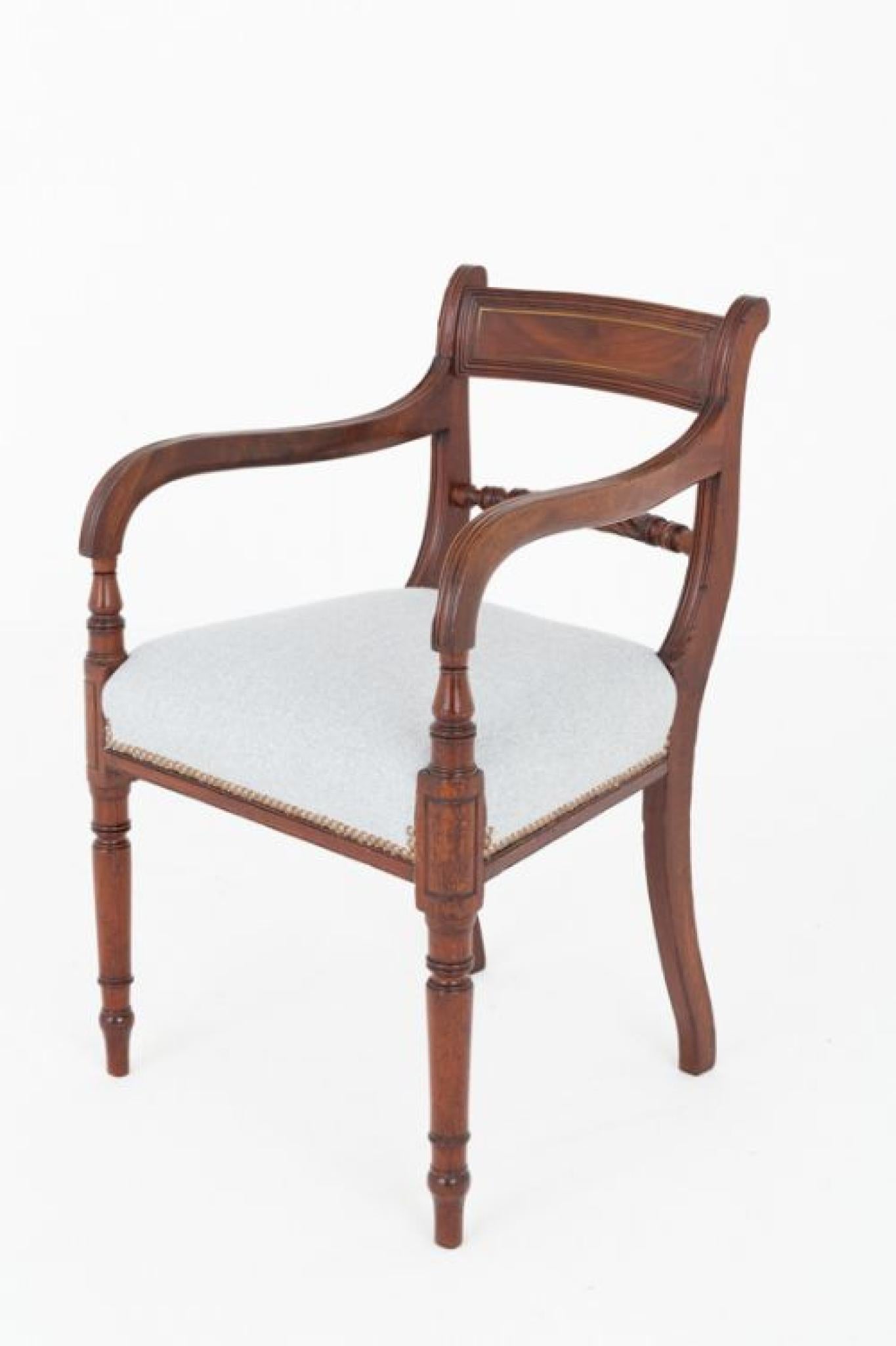 Coppia di sedie a gomito Regency in mogano
Queste sedie poggiano su gambe anteriori tornite e su gambe posteriori a sciabola.
Periodo Regency
I bracci sagomati con nervature sono sostenuti da supporti torniti.
Possiamo spedire in tutto il mondo,