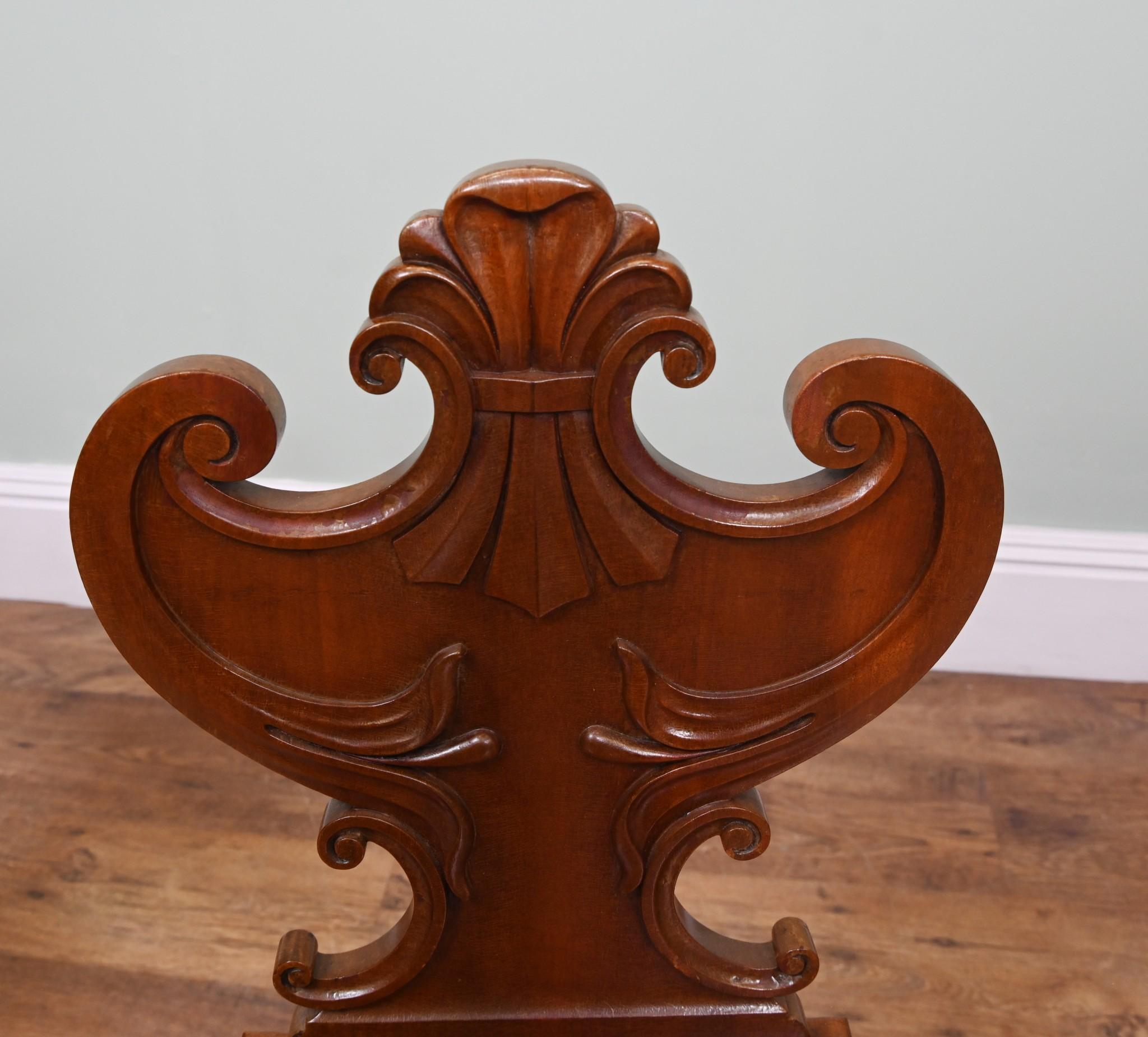 Coppia di sedie con schienale a scudo da sala in mogano di ottima qualità nello stile di Gillow of Lancaster
Tarda Reggenza, circa 1815
Ottime condizioni, senza giunture allentate o gambe traballanti.
Gillows of Lancaster era una rinomata azienda