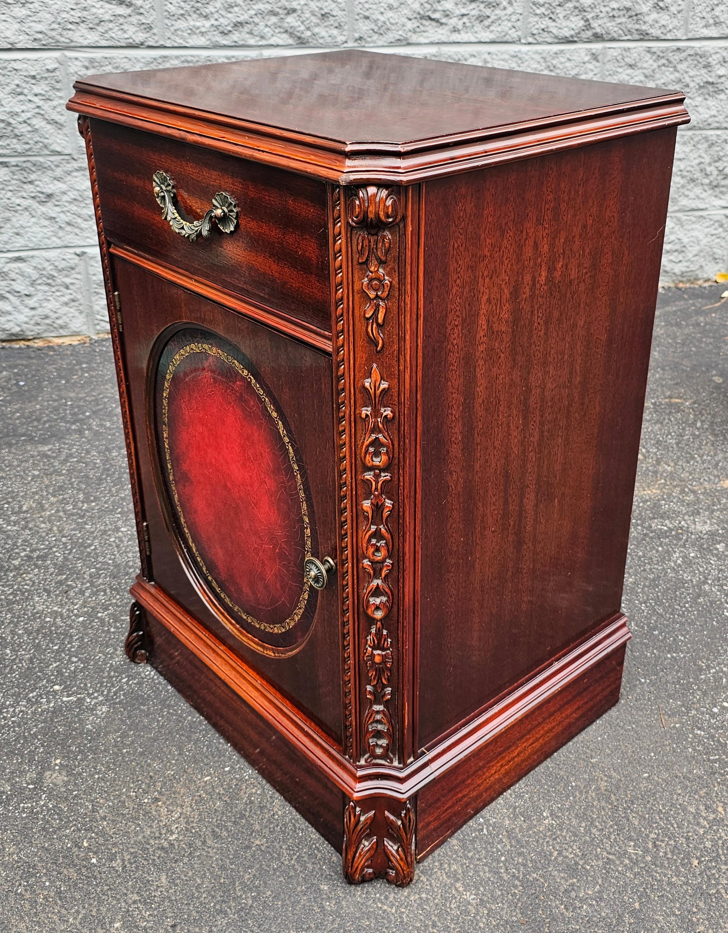 Paar Regency Magogany Tooled Leather Inset Front Side Cabinets (Hollywood Regency) im Angebot
