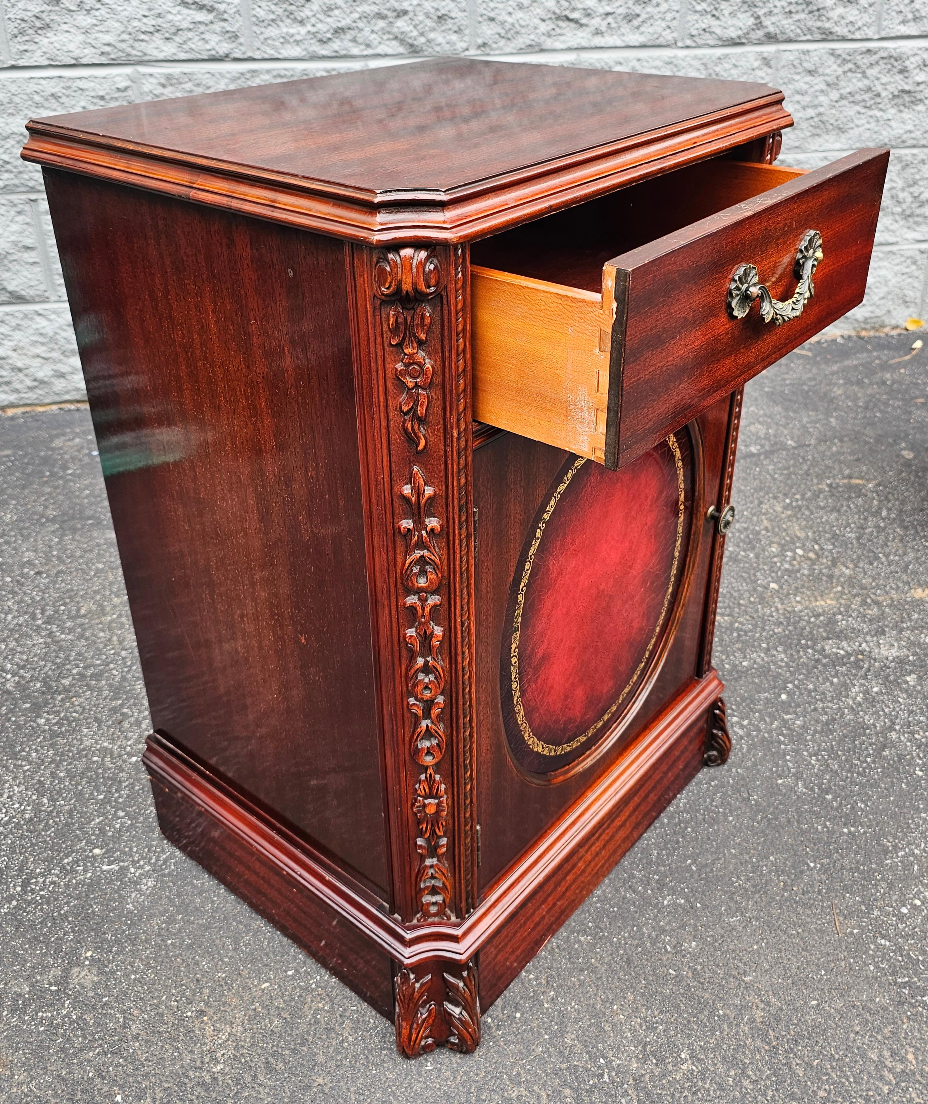 Paar Regency Magogany Tooled Leather Inset Front Side Cabinets (20. Jahrhundert) im Angebot