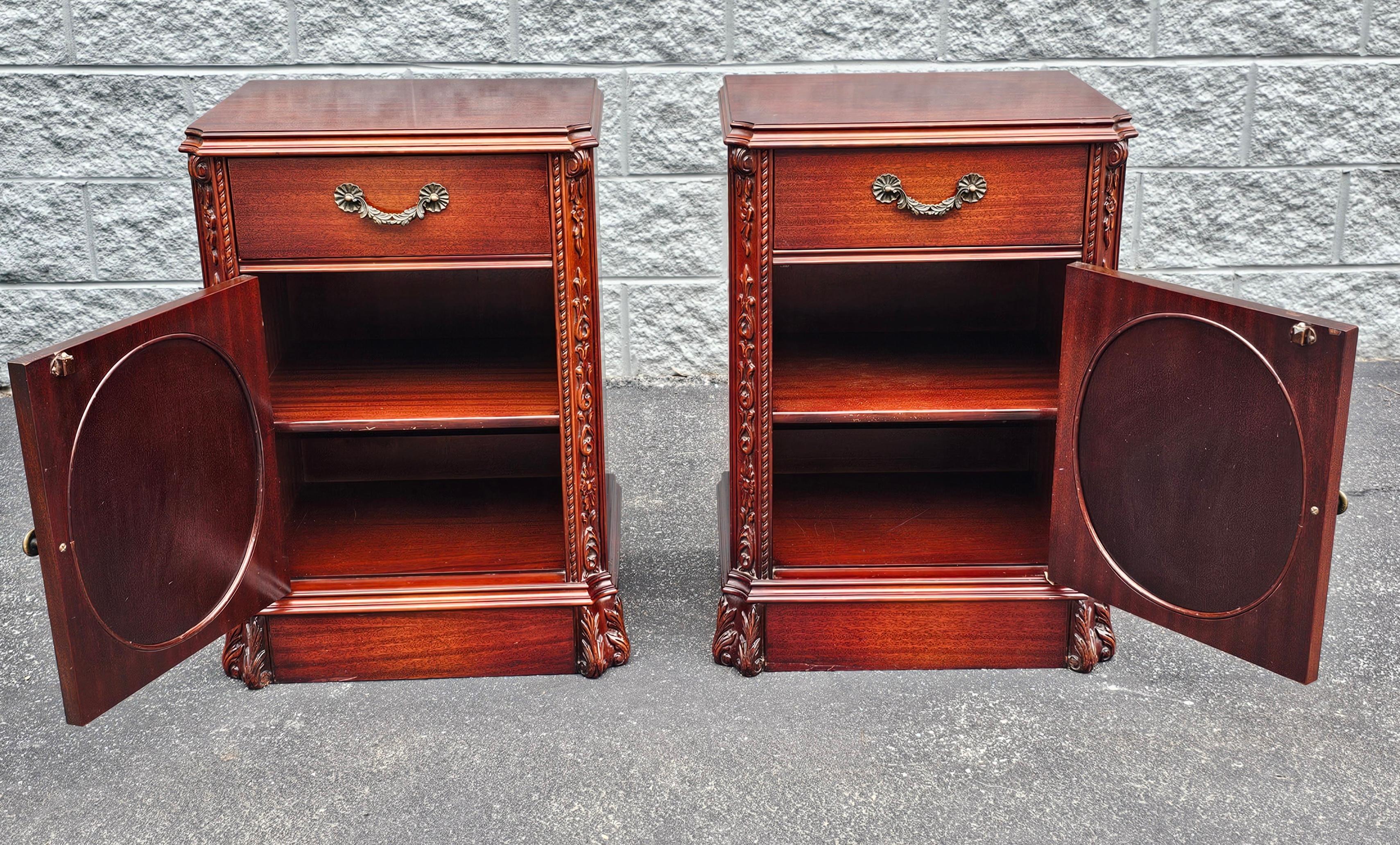 Paar Regency Magogany Tooled Leather Inset Front Side Cabinets (Leder) im Angebot