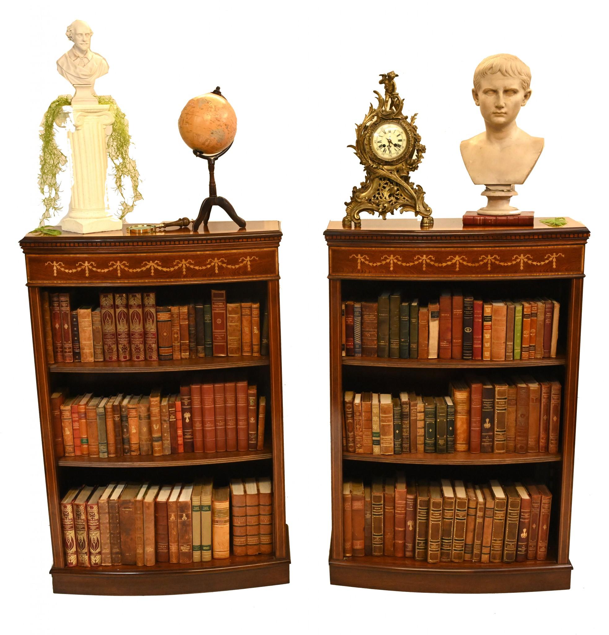 Splendida coppia di librerie a giorno in stile Regency Sheraton
Realizzato a mano in mogano con una forma delicatamente arcuata sul davanti
Scaffalatura regolabile con sistema a doghe facile da usare
L'intarsio intricato della parte anteriore in