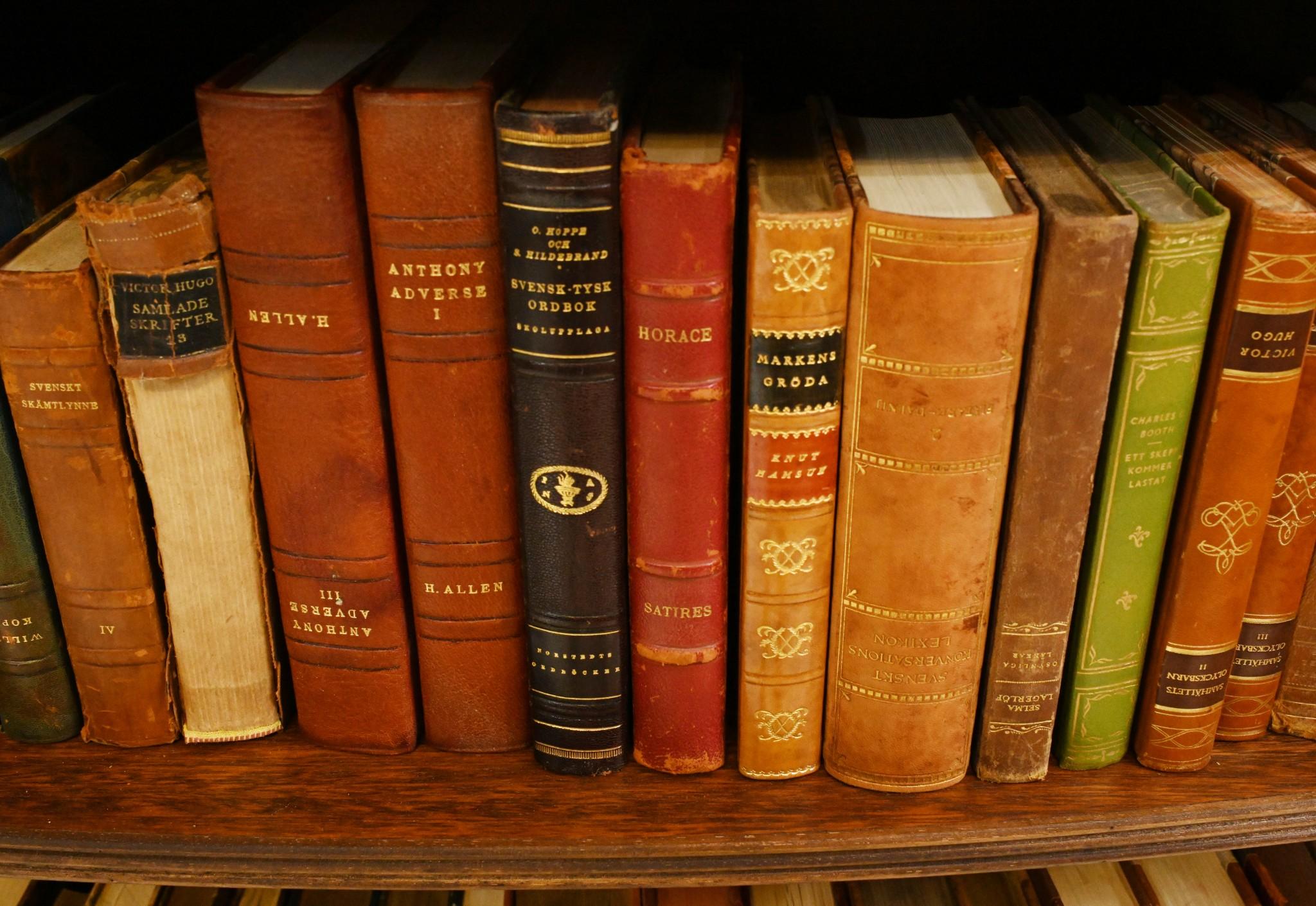 Paire de bibliothèques ouvertes Regency en acajou avec étagères réglables incrustation Sheraton Bon état - En vente à Potters Bar, GB