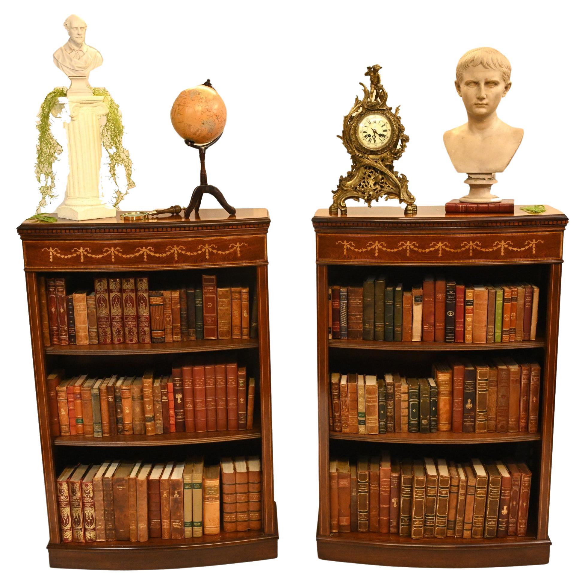 Paire de bibliothèques ouvertes Regency en acajou avec étagères réglables incrustation Sheraton en vente