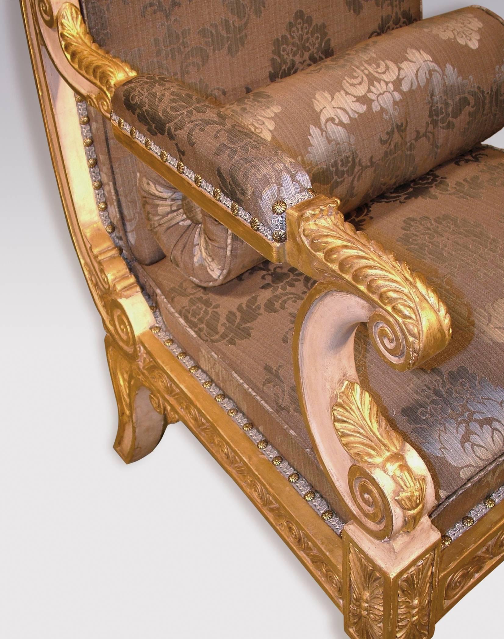 Zwei weiß bemalte Sessel aus vergoldetem Holz aus der Regency-Zeit (Geschnitzt) im Angebot