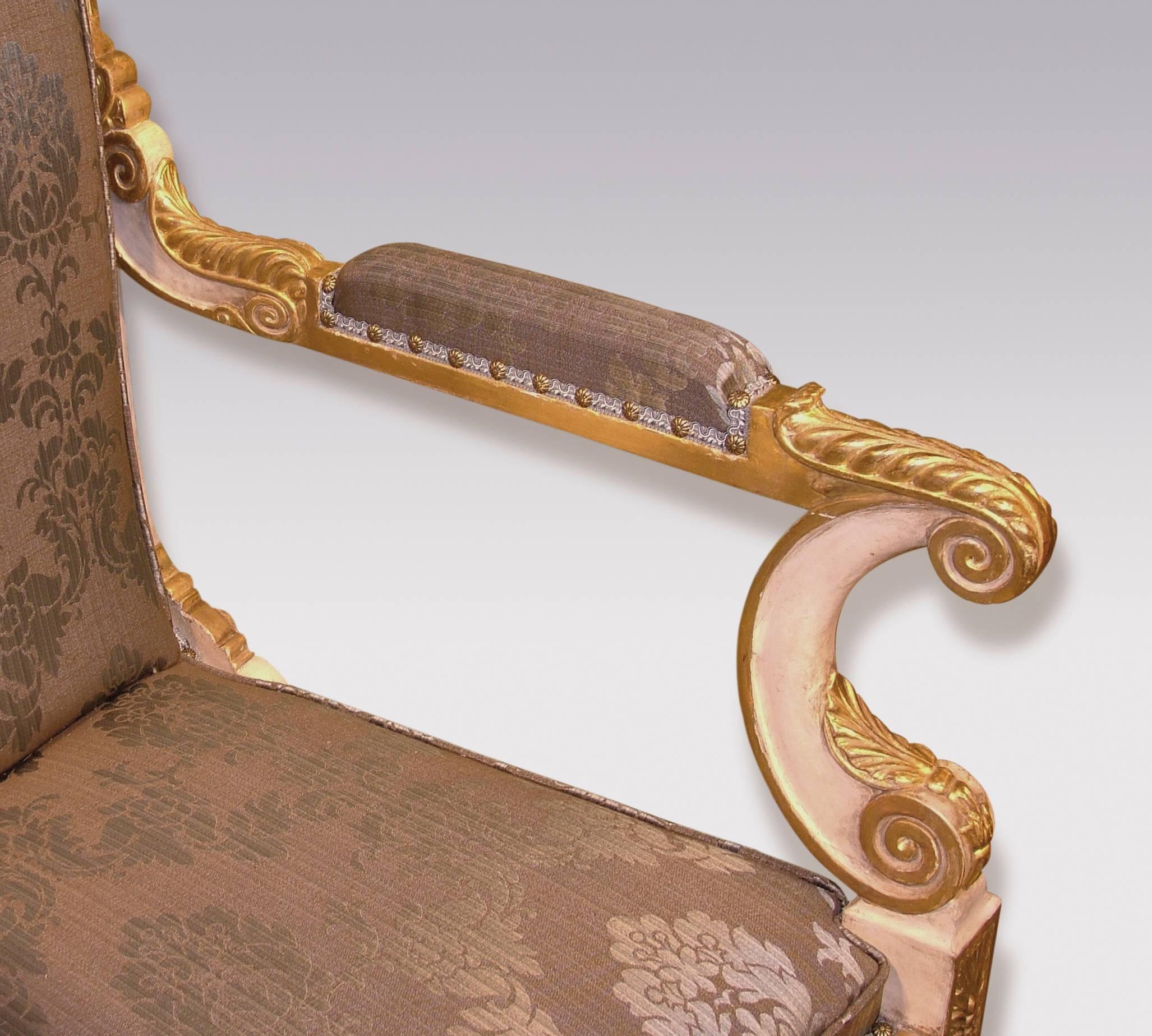 Zwei weiß bemalte Sessel aus vergoldetem Holz aus der Regency-Zeit im Zustand „Gut“ im Angebot in London, GB
