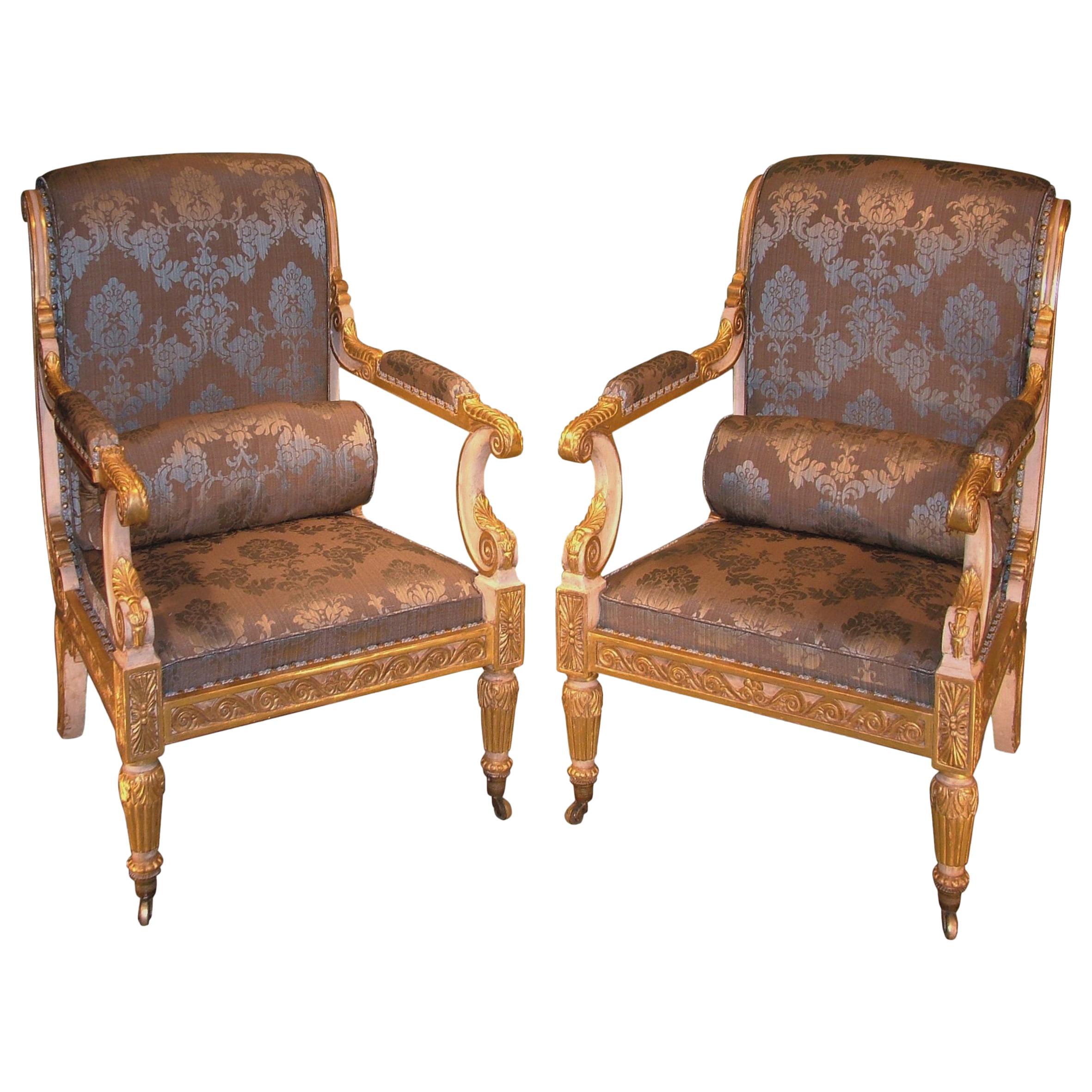 Zwei weiß bemalte Sessel aus vergoldetem Holz aus der Regency-Zeit im Angebot