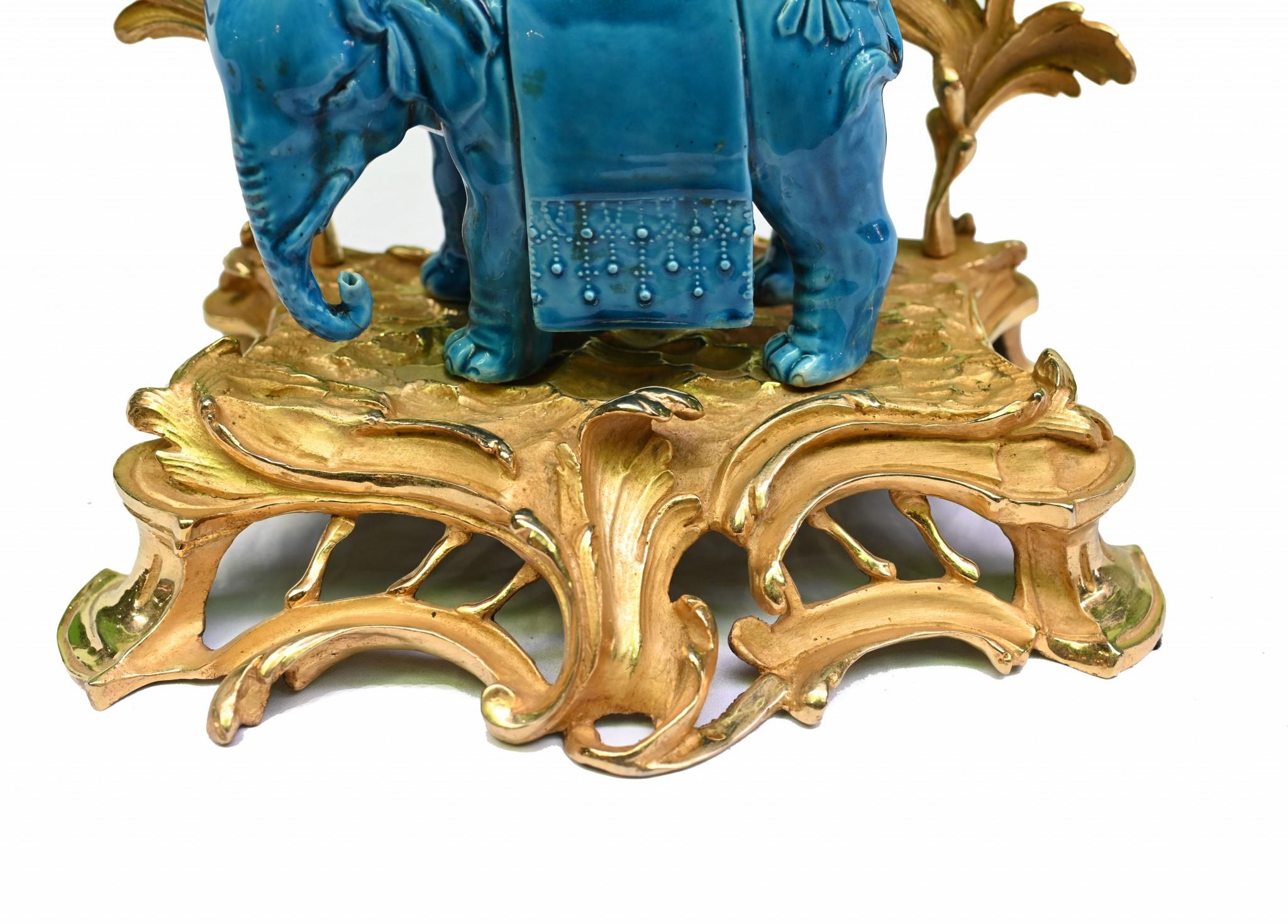 Coppia di candelabri Elefante in porcellana Regency dorati 1880 in vendita 11