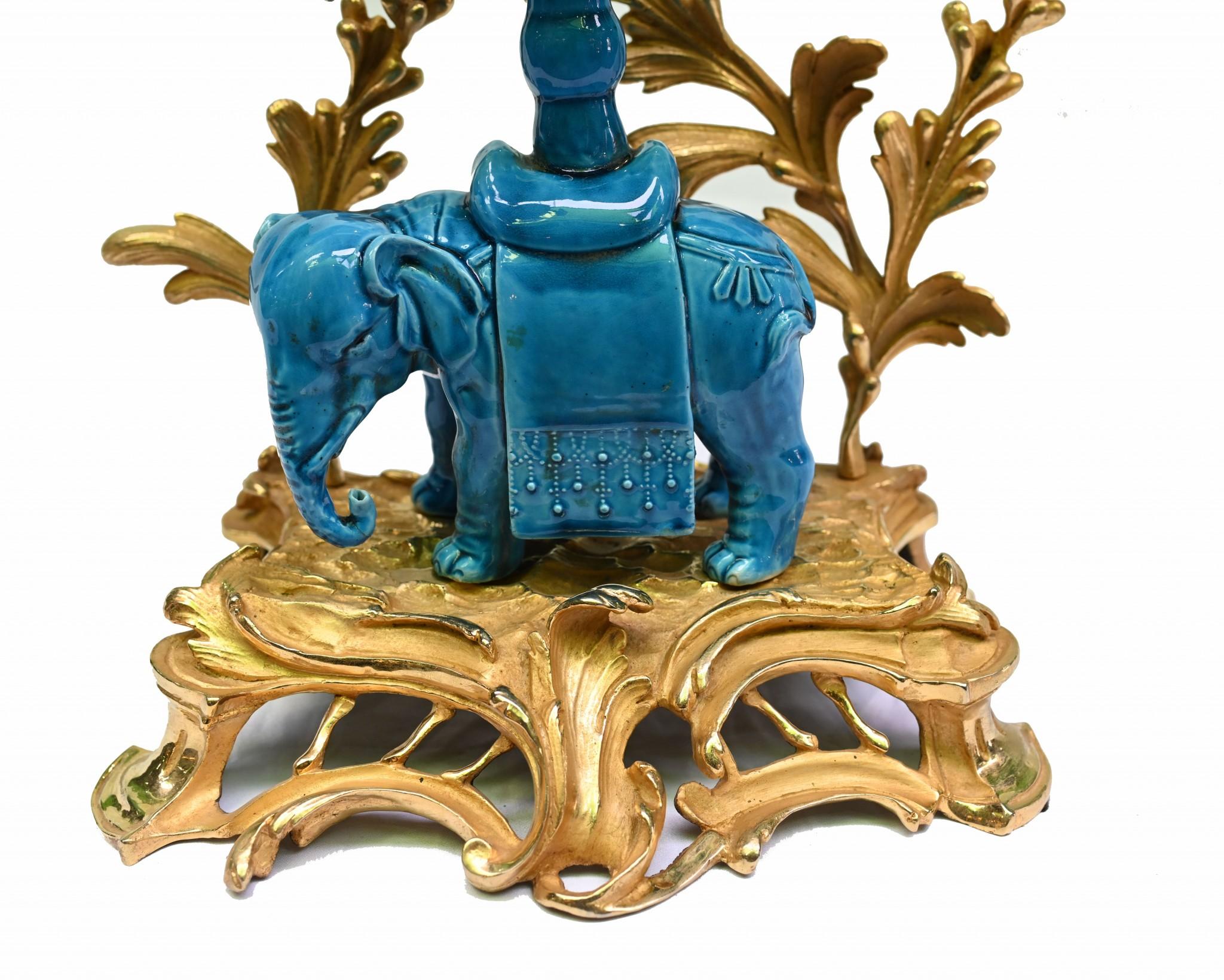 Coppia di candelabri Elefante in porcellana Regency dorati 1880 in vendita 13