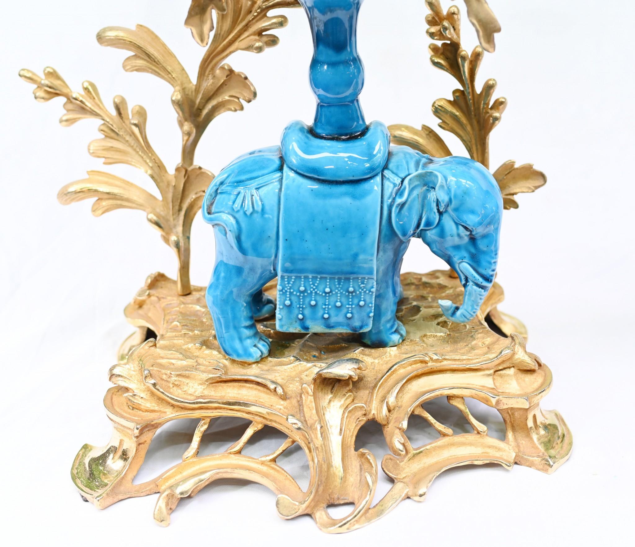 Bronzo Coppia di candelabri Elefante in porcellana Regency dorati 1880 in vendita