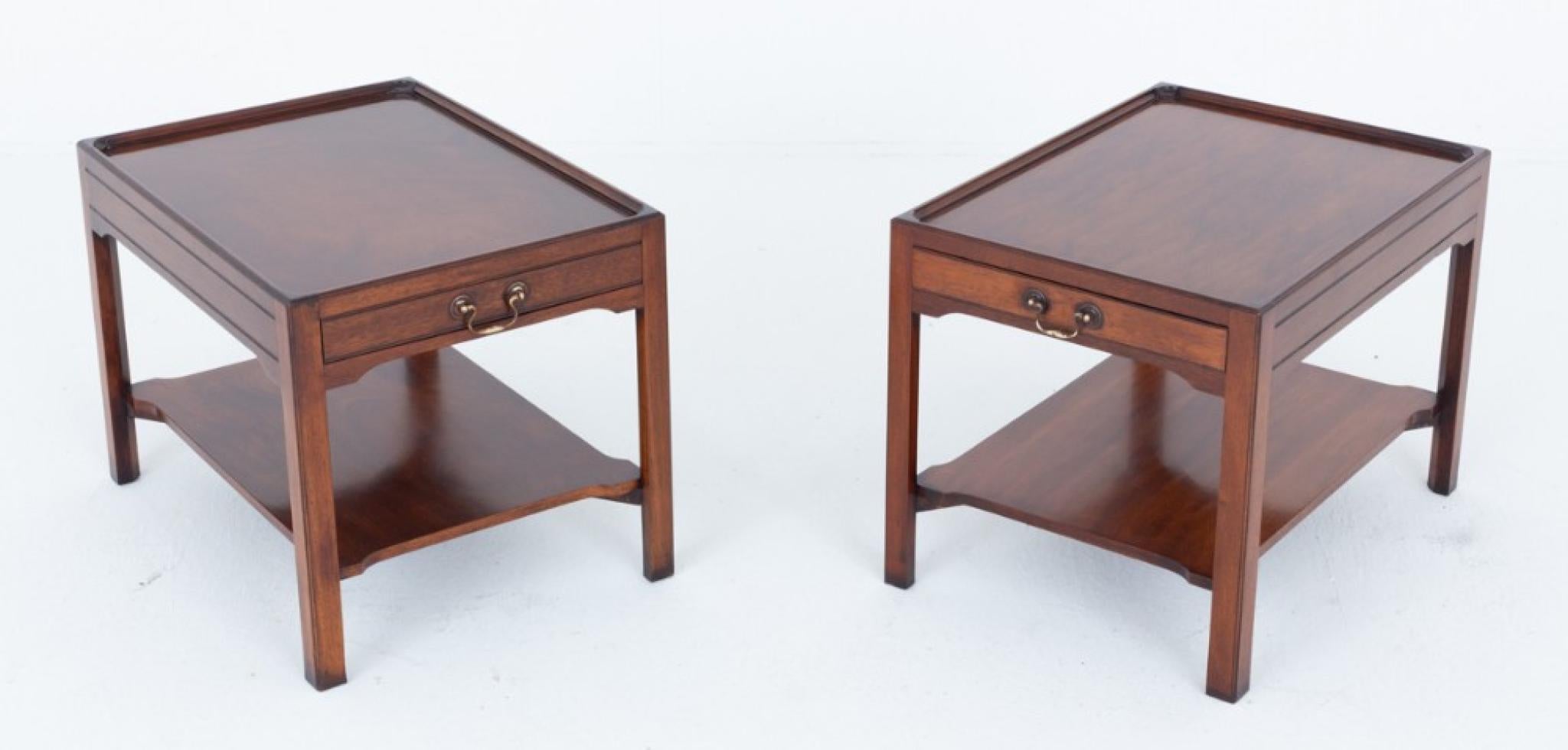 Paar Mahagoni-Beistelltische im Regency-Stil
CIRCA 1920
Jeder der Tische steht auf abgeschrägten Beinen mit einer Unterschale
Jeder Tisch verfügt über 1 x Arbeitsschublade mit Schwanenhalsgriffen aus Messing Wir liefern in jeden Winkel der Erde -