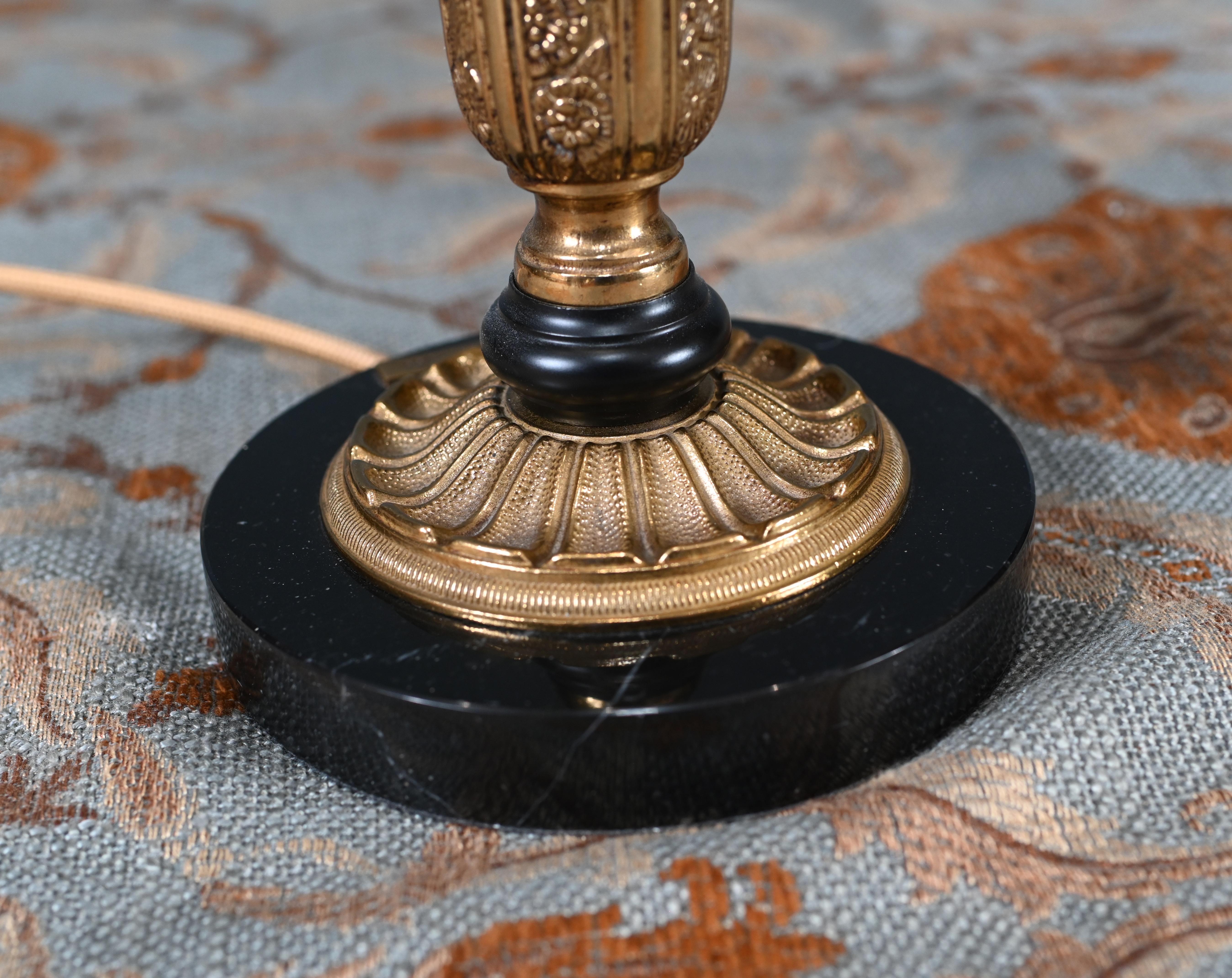 Pareja de lámparas de mesa del renacimiento de la Regencia Light Gilt Christopher Hyde mediados del siglo XX en venta