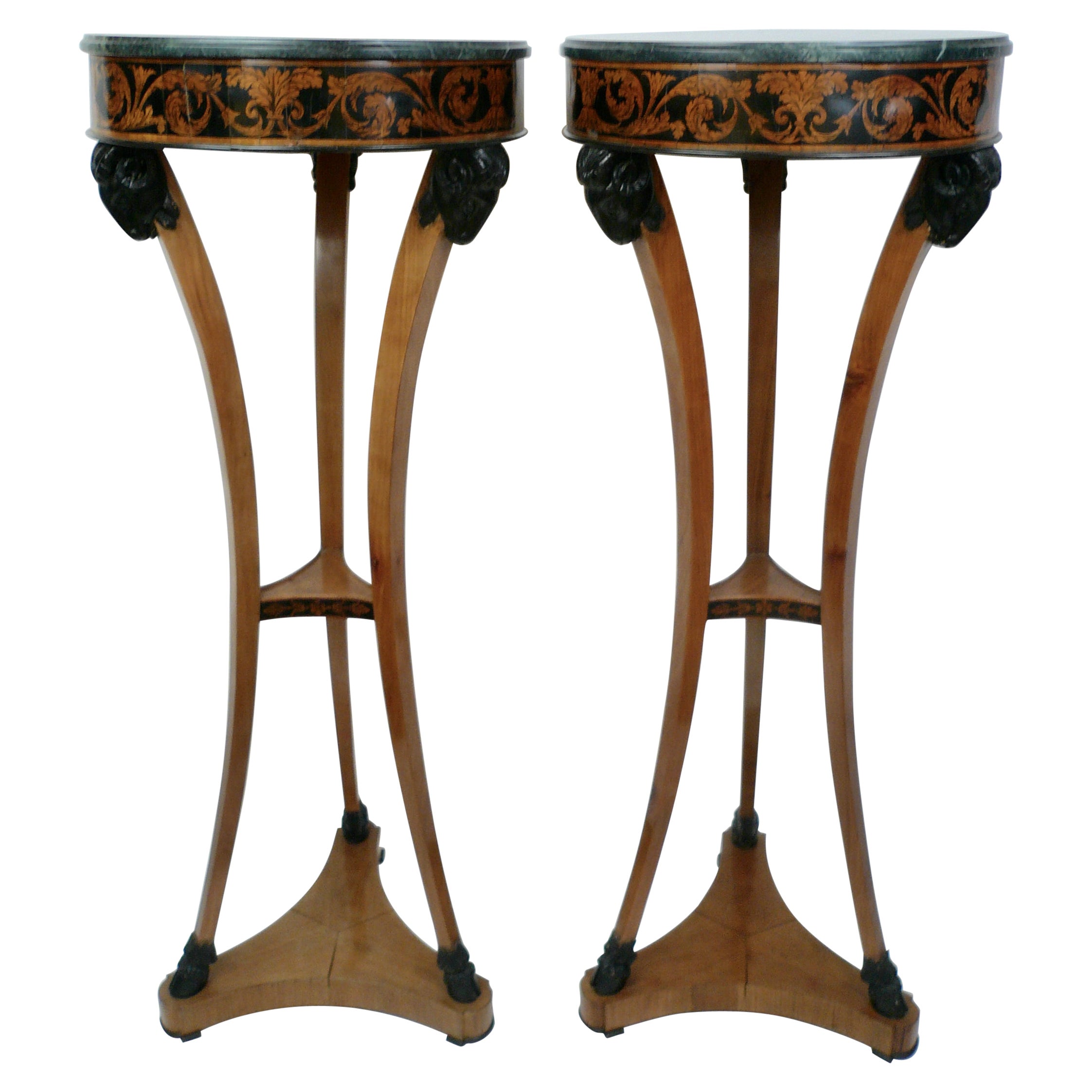 Paar Regency Satinholz und Penwork Marmor Topped Tripod Form Stände