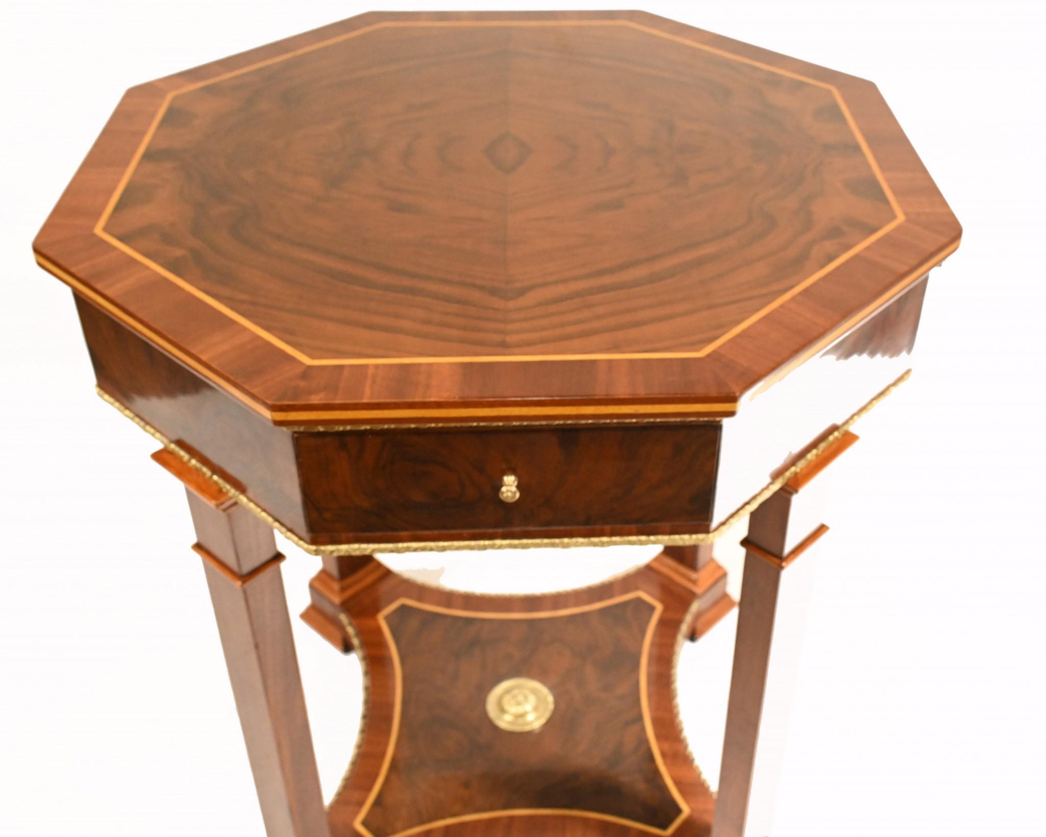 Splendida coppia di tavolini da centro o laterali in noce di epoca Regency inglese
L'inconfondibile forma ottagonale gli conferisce un'aria regale
Il cassetto si apre per rivelare un ampio spazio di archiviazione
Offerto in ottimo stato e spedito in