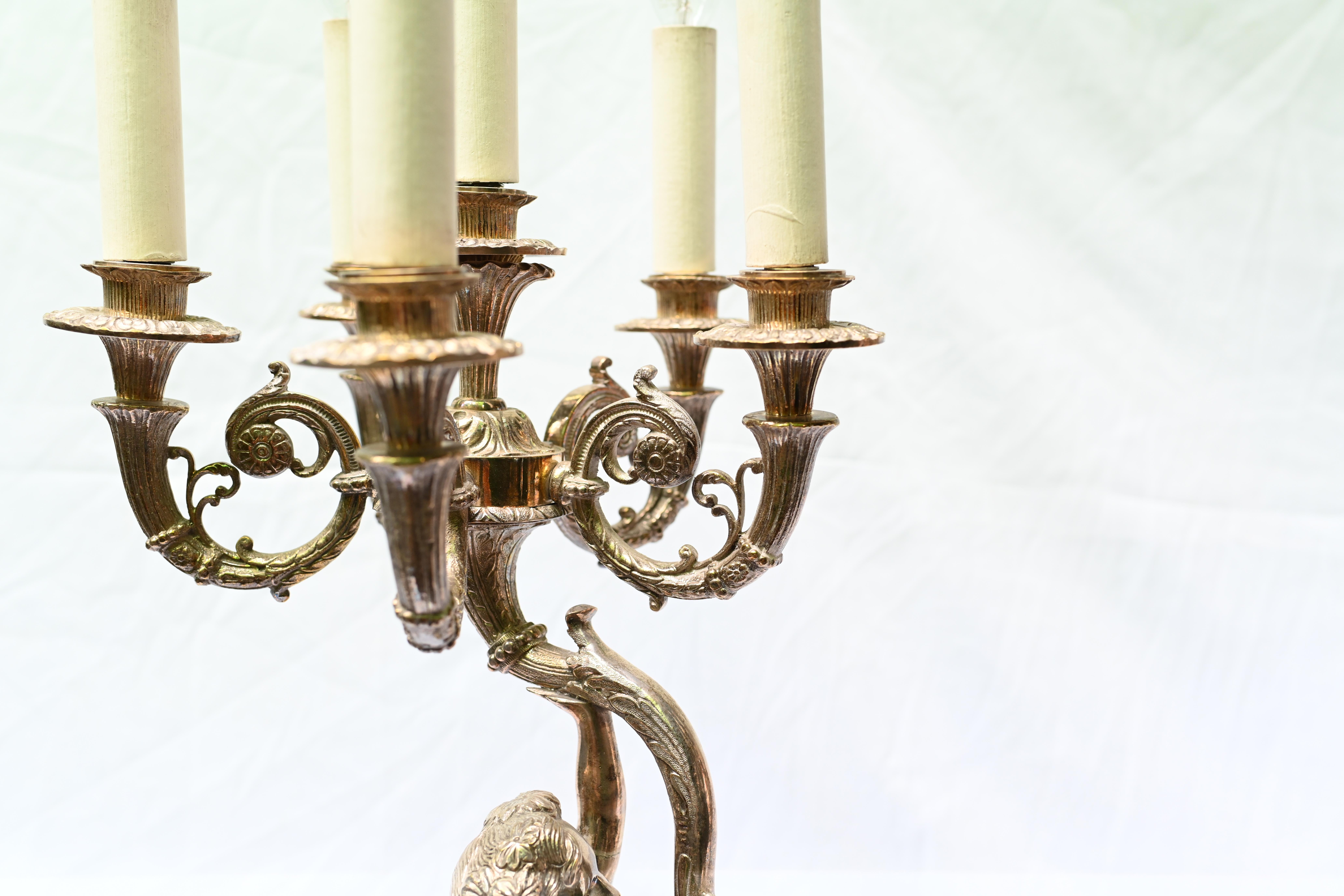 Paar Regency Silber Platte Cherub Kandelaber Lampen Putten im Angebot 6