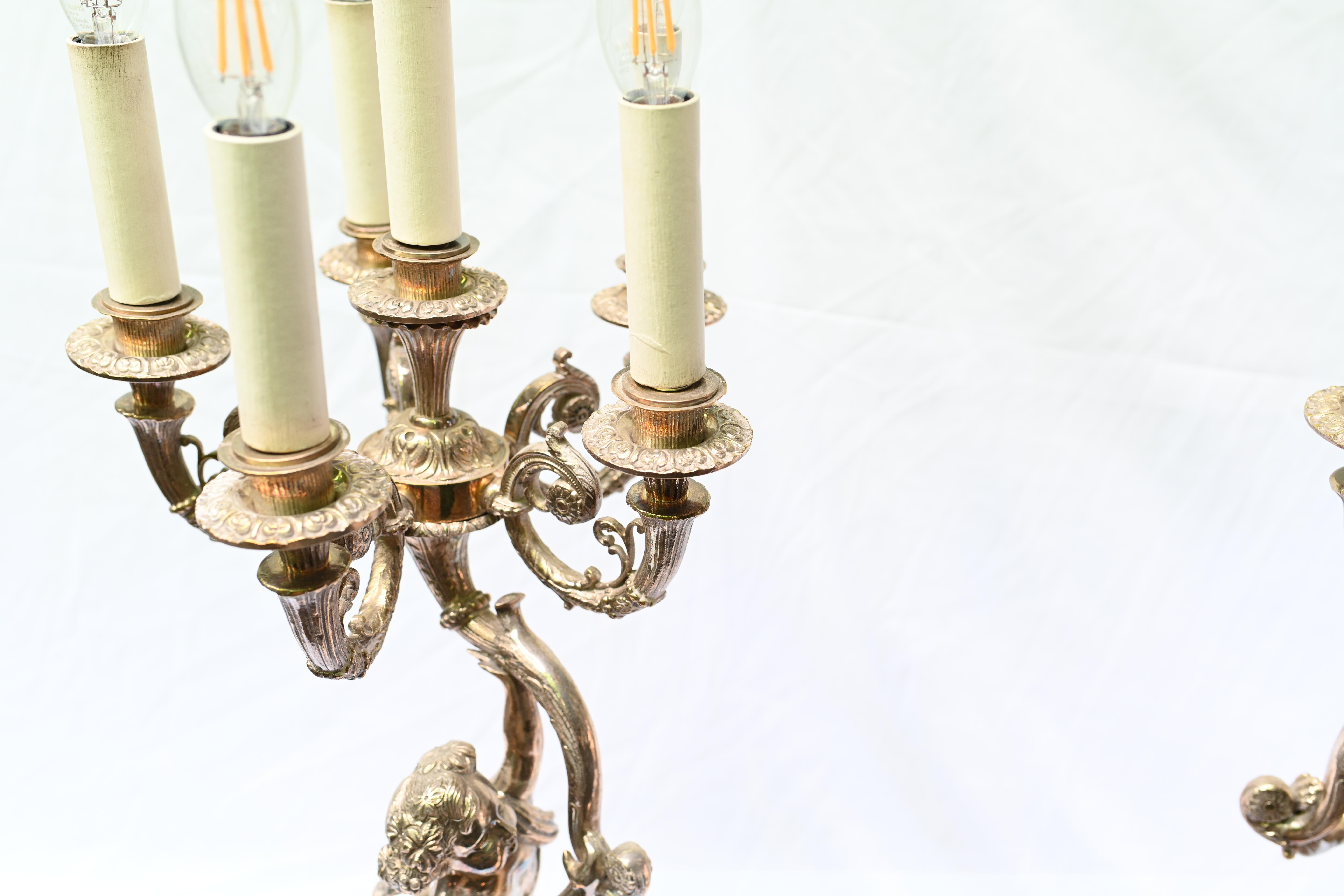 Paar Regency Silber Platte Cherub Kandelaber Lampen Putten im Angebot 7