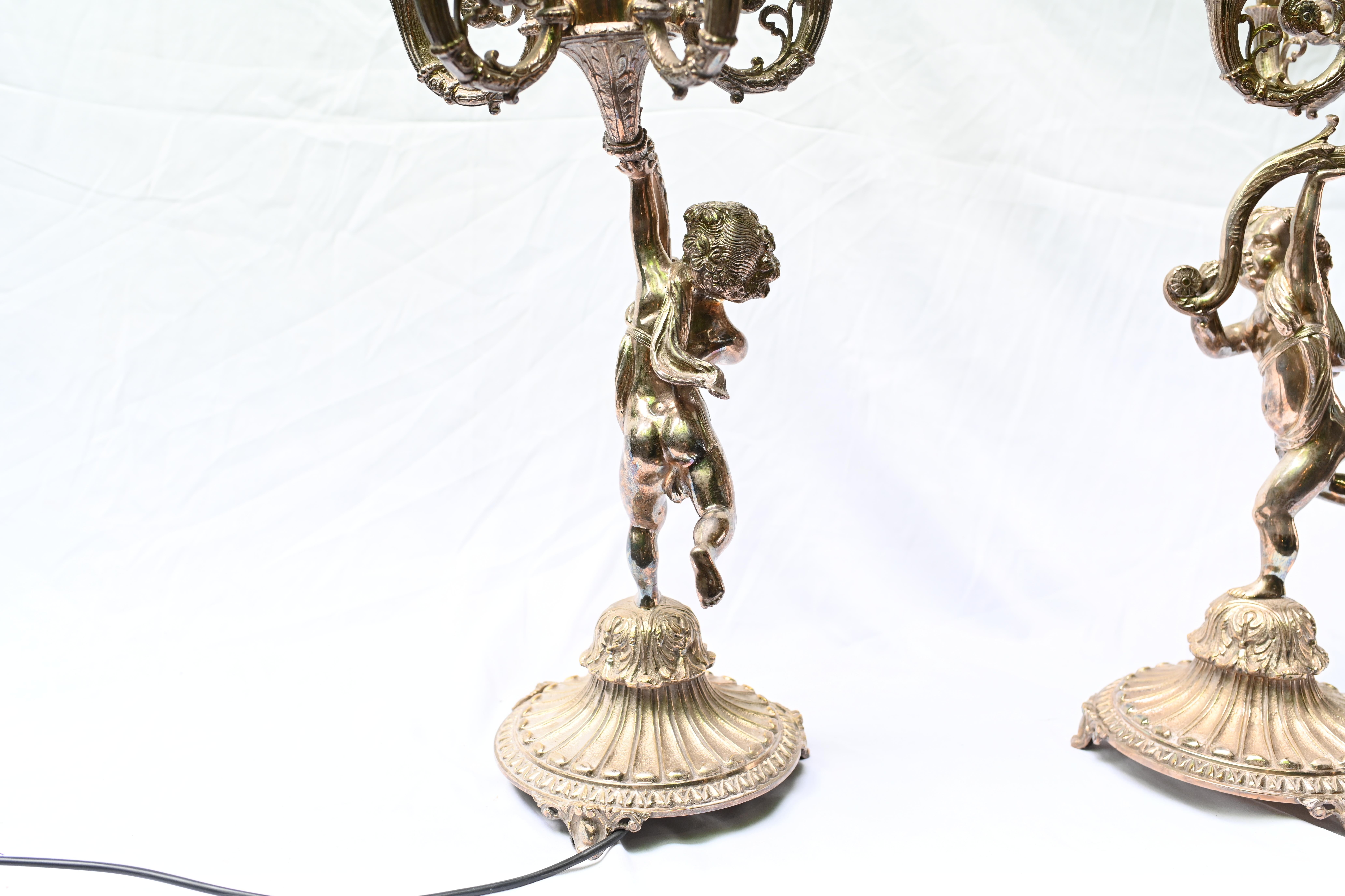 Paar Regency Silber Platte Cherub Kandelaber Lampen Putten im Angebot 8