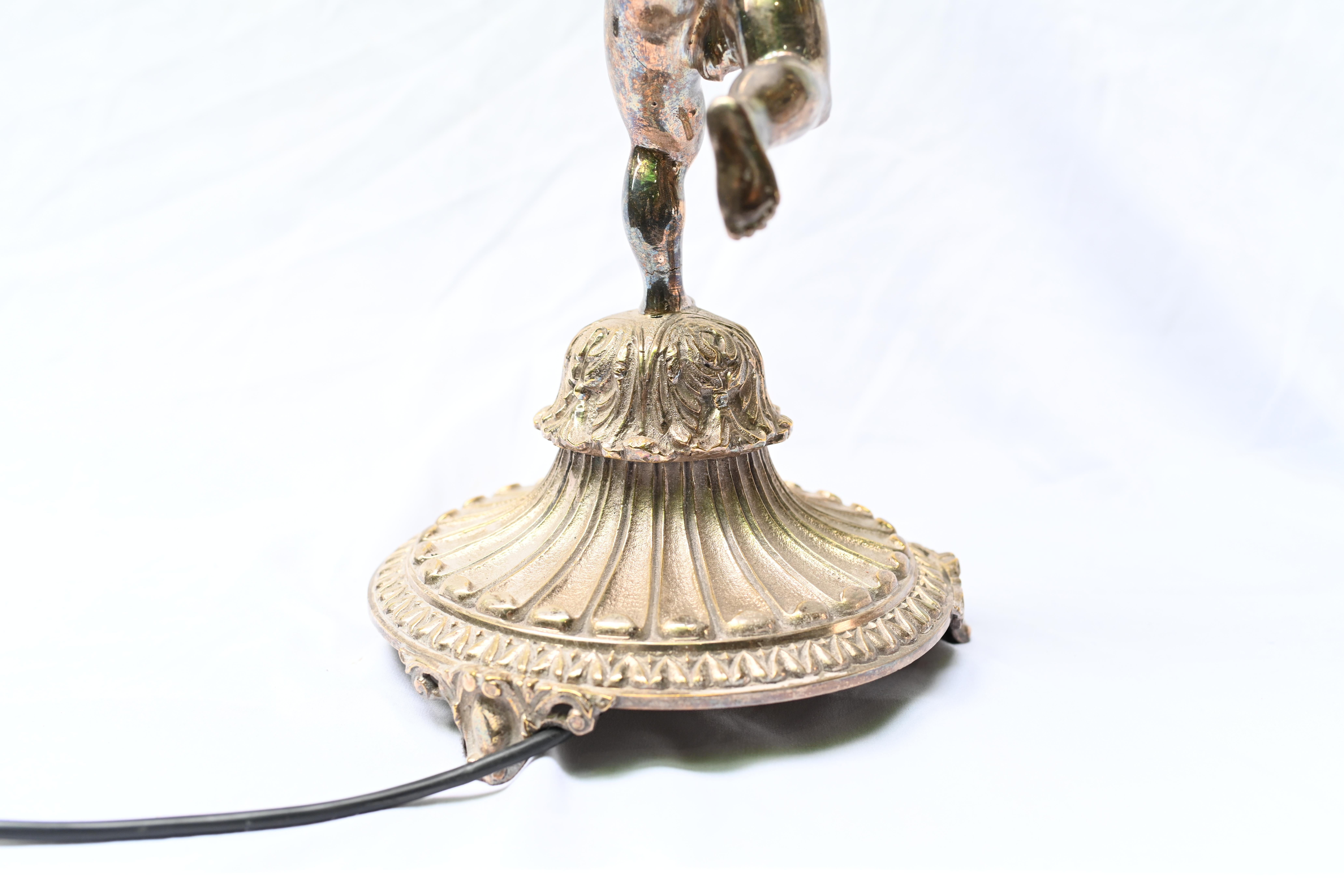 Paar Regency Silber Platte Cherub Kandelaber Lampen Putten im Angebot 9