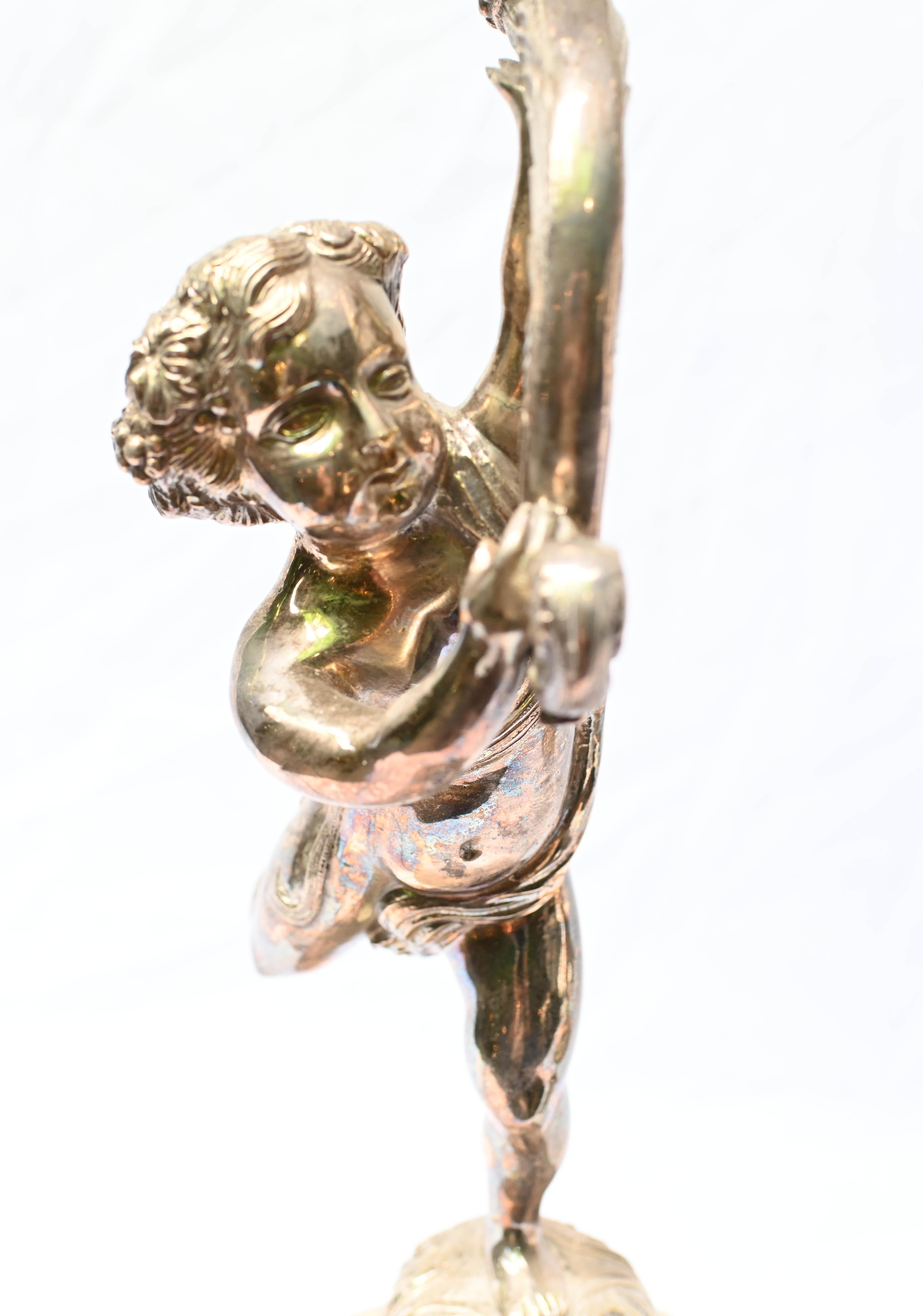 Wunderschönes Paar versilberter Cherub-Kandelaber im Regency-Stil
Wir datieren dieses Sammlerpaar auf ca. 1920
Perfekt links und rechts und jeder Kandelaber hat sechs Lichter
Das Paar sind elektrifiziert, so dass für ein großes Paar von Tischlampen