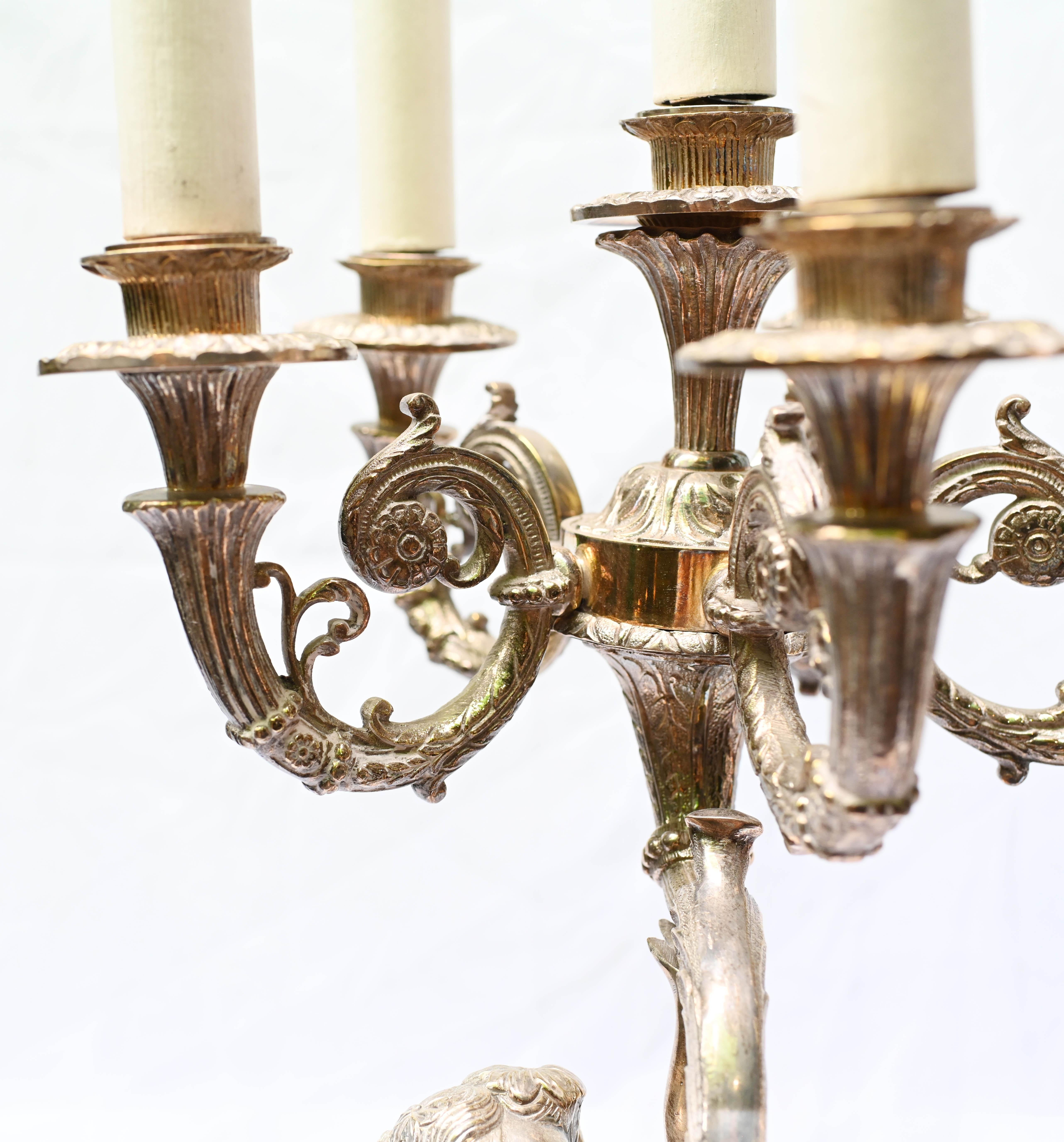 Paar Regency Silber Platte Cherub Kandelaber Lampen Putten im Angebot 1