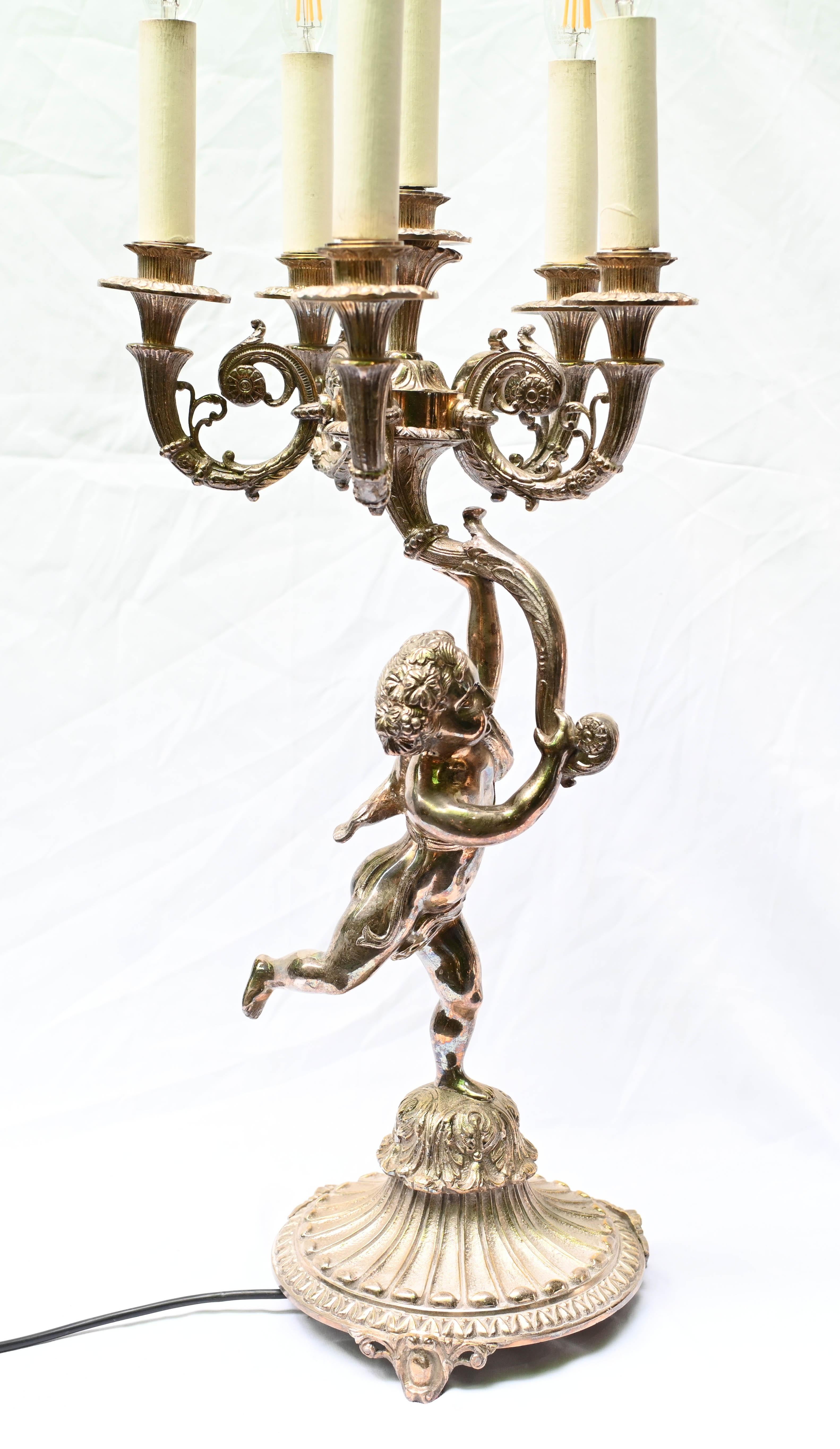 Paar Regency Silber Platte Cherub Kandelaber Lampen Putten im Angebot 2