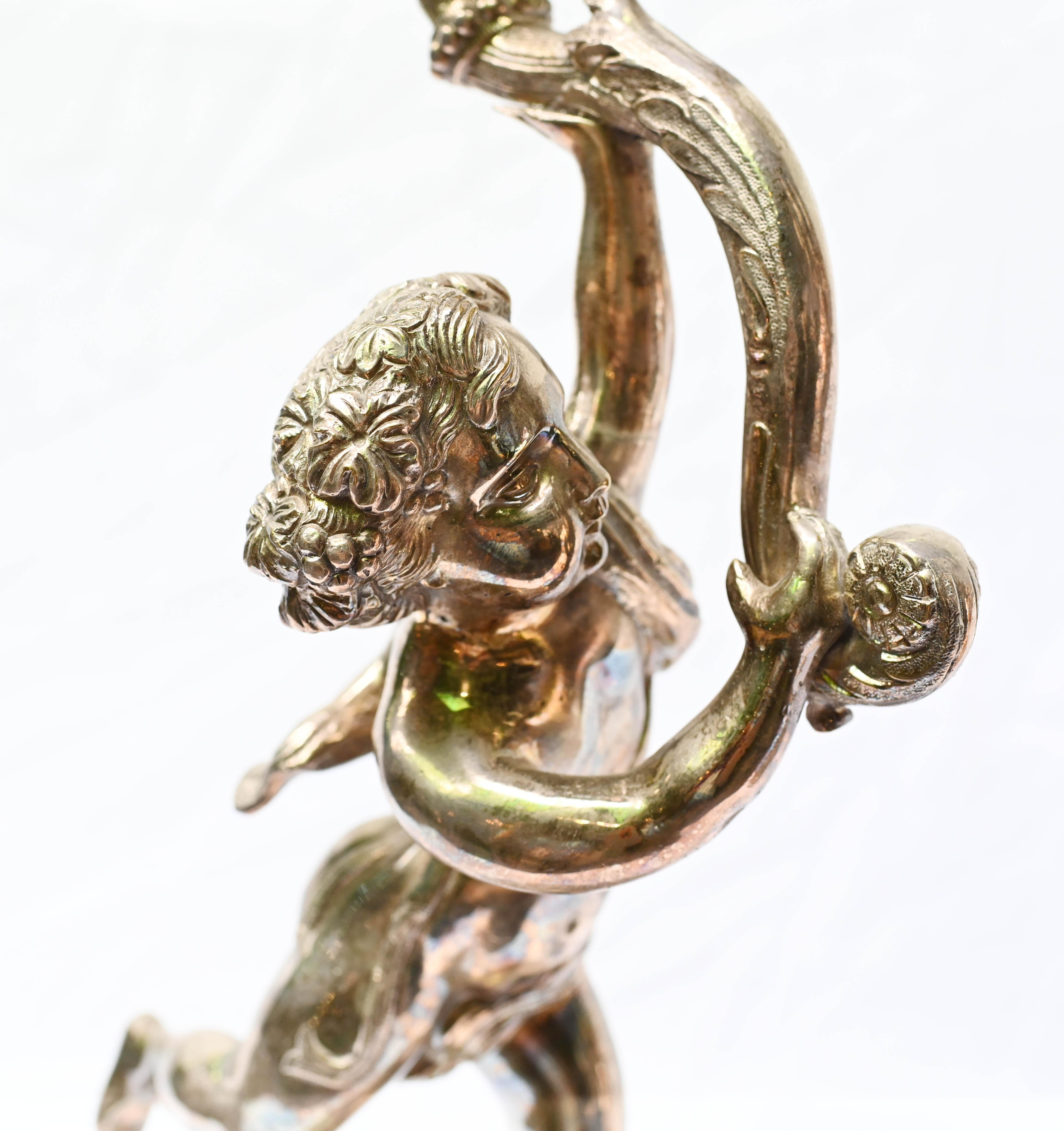 Paar Regency Silber Platte Cherub Kandelaber Lampen Putten im Angebot 4