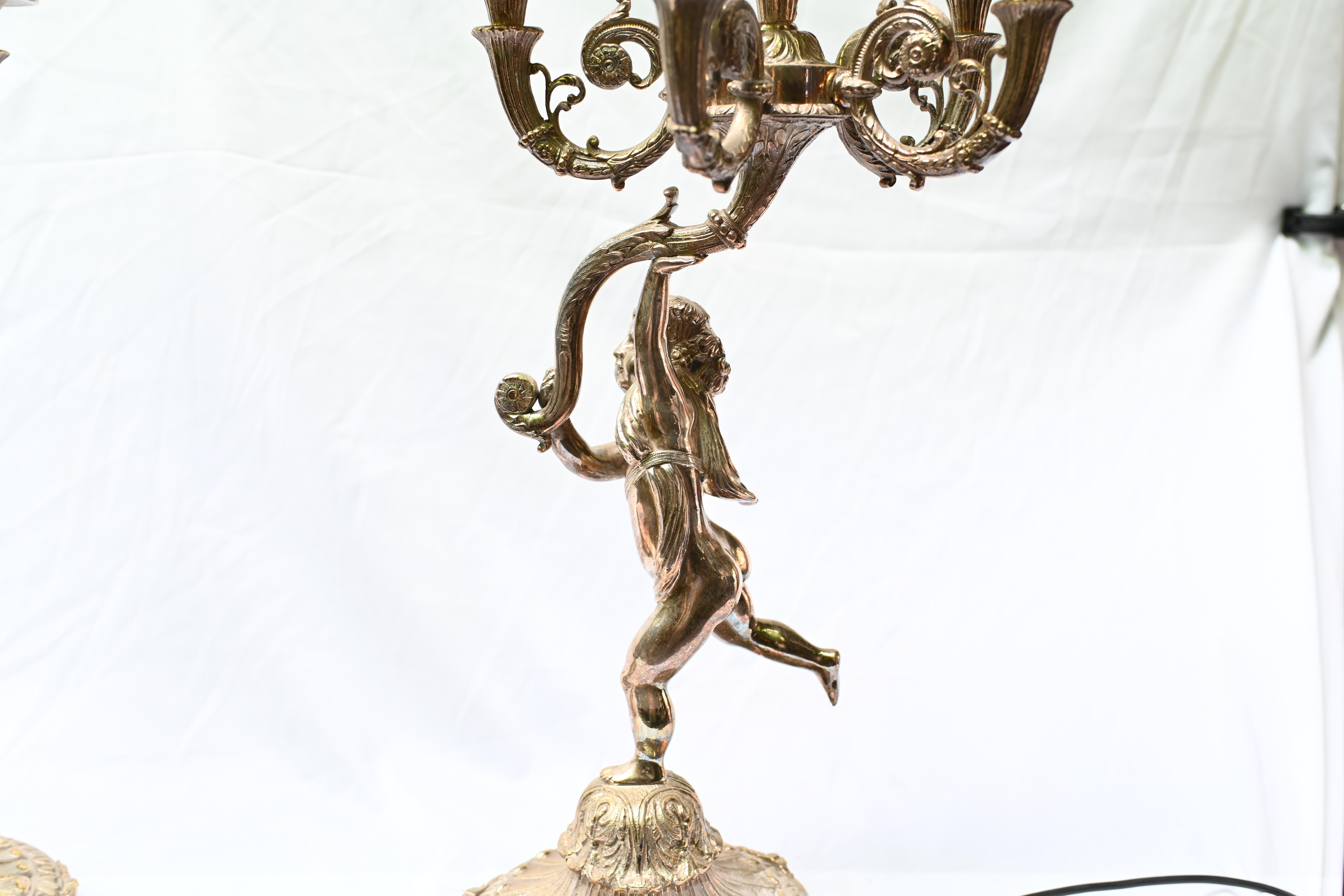 Paar Regency Silber Platte Cherub Kandelaber Lampen Putten im Angebot 5