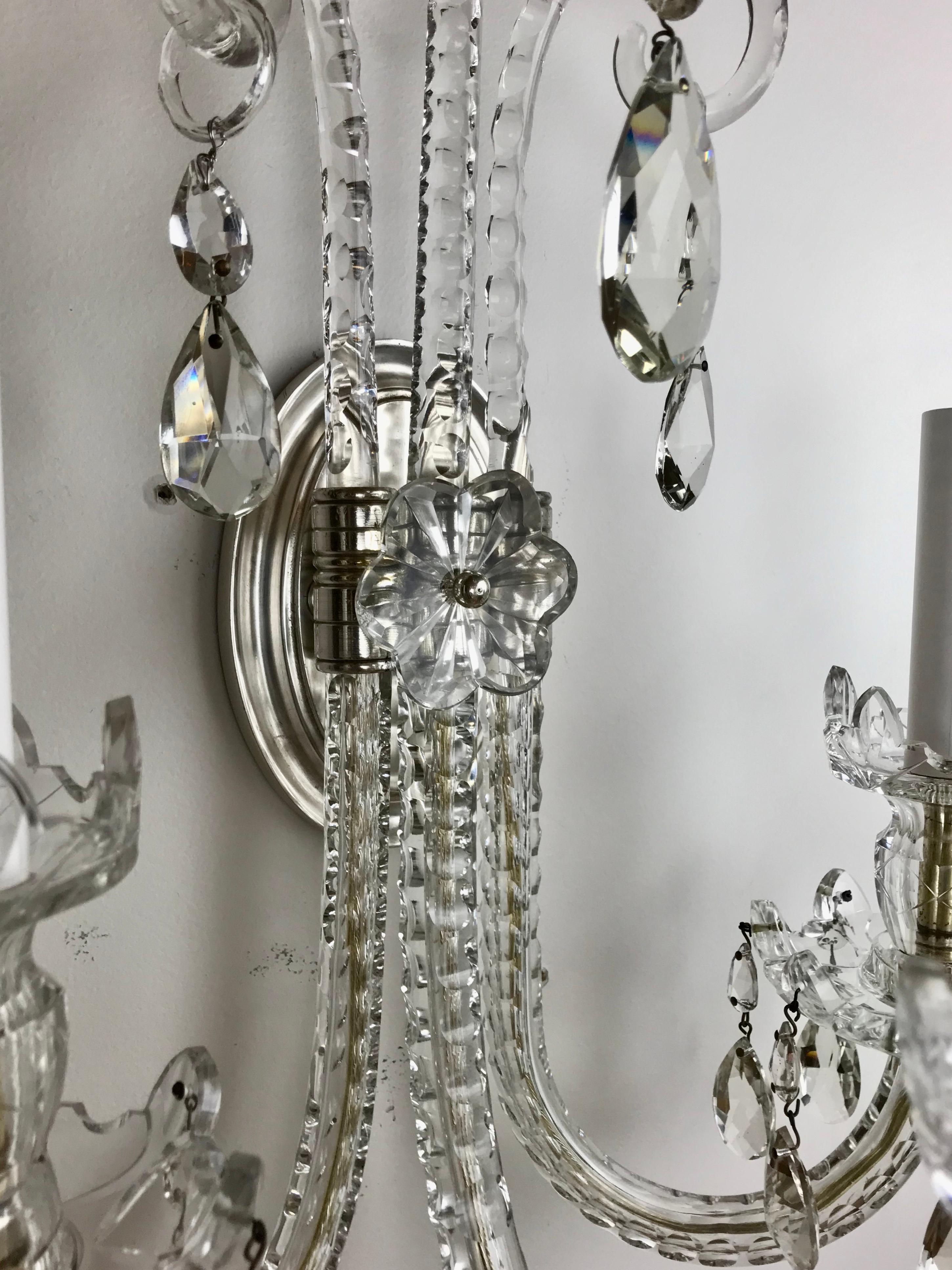 Paire d'appliques en cristal de style Régence à 3 lumières d'après M. Lafount en vente 2