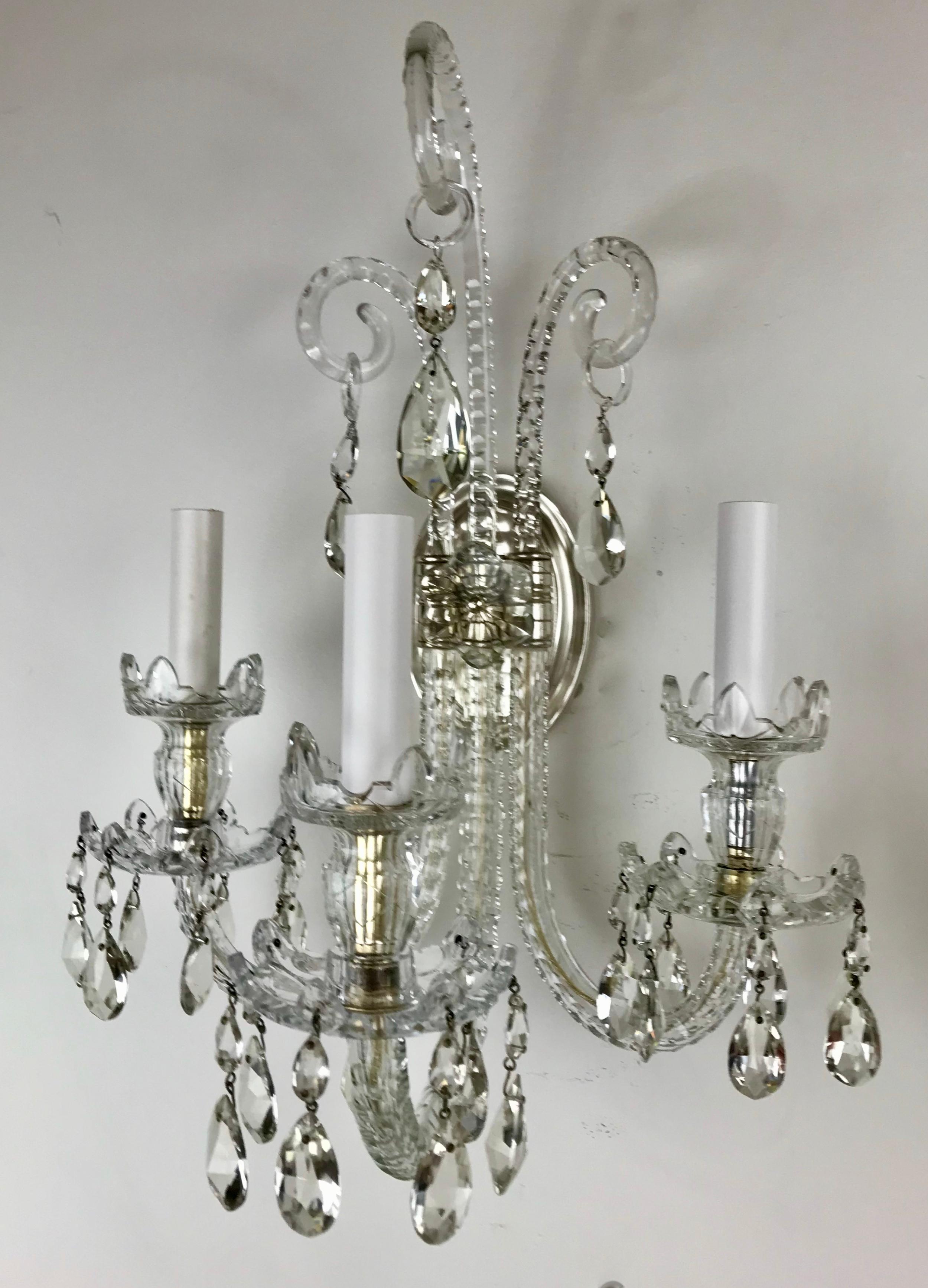 Paire d'appliques en cristal de style Régence à 3 lumières d'après M. Lafount en vente 3