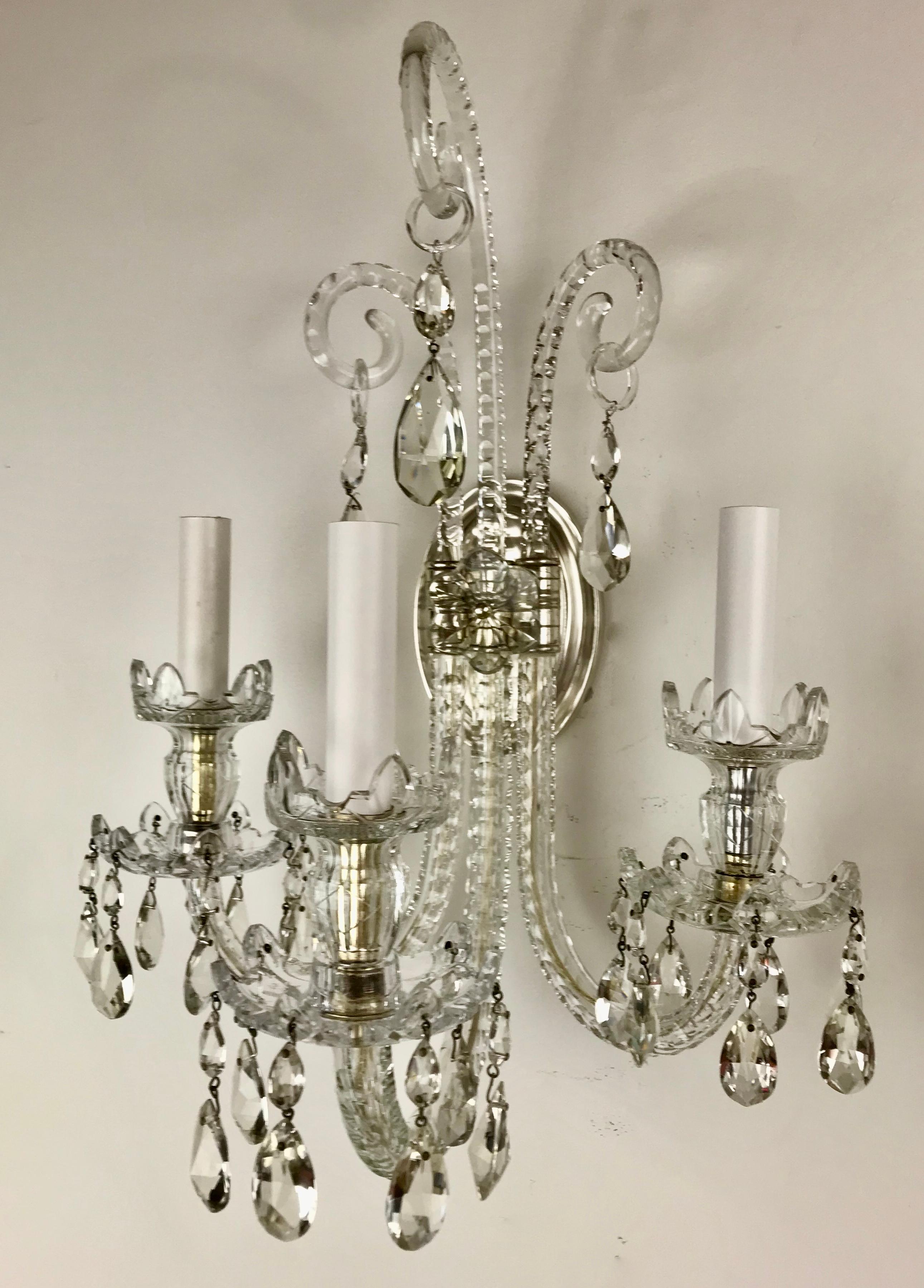 Paire d'appliques en cristal de style Régence à 3 lumières d'après M. Lafount en vente 5