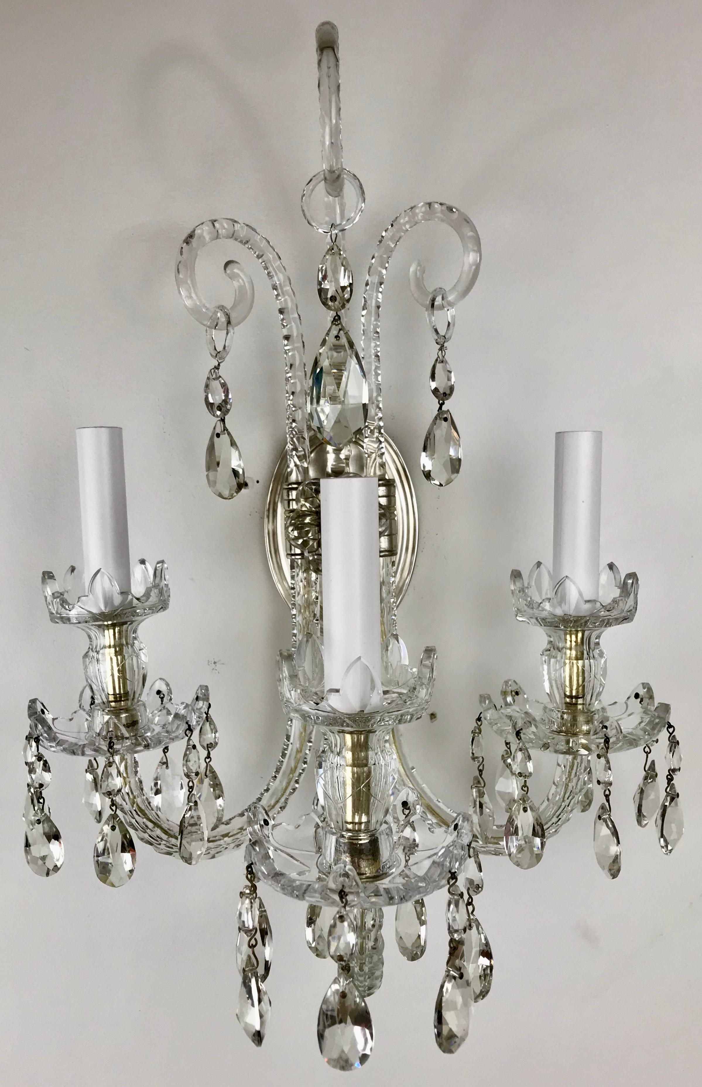 Cette paire d'appliques en cristal taillé de qualité supérieure est de style Régence et a été brevetée à l'origine par Moses Lafount au début du 19e siècle.
Ils ont été recâblés et sont prêts à l'emploi.