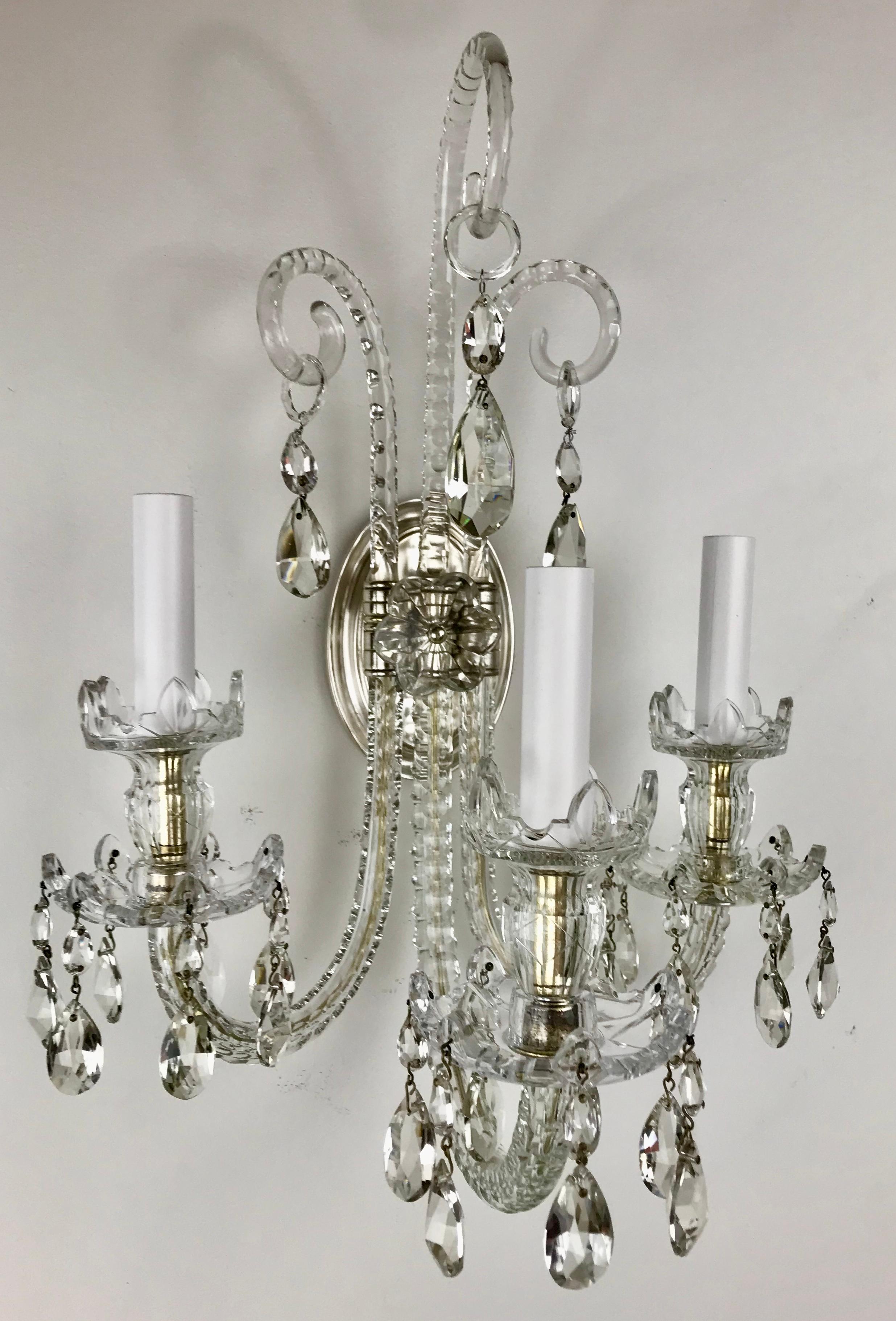 Hollywood Regency Paire d'appliques en cristal de style Régence à 3 lumières d'après M. Lafount en vente