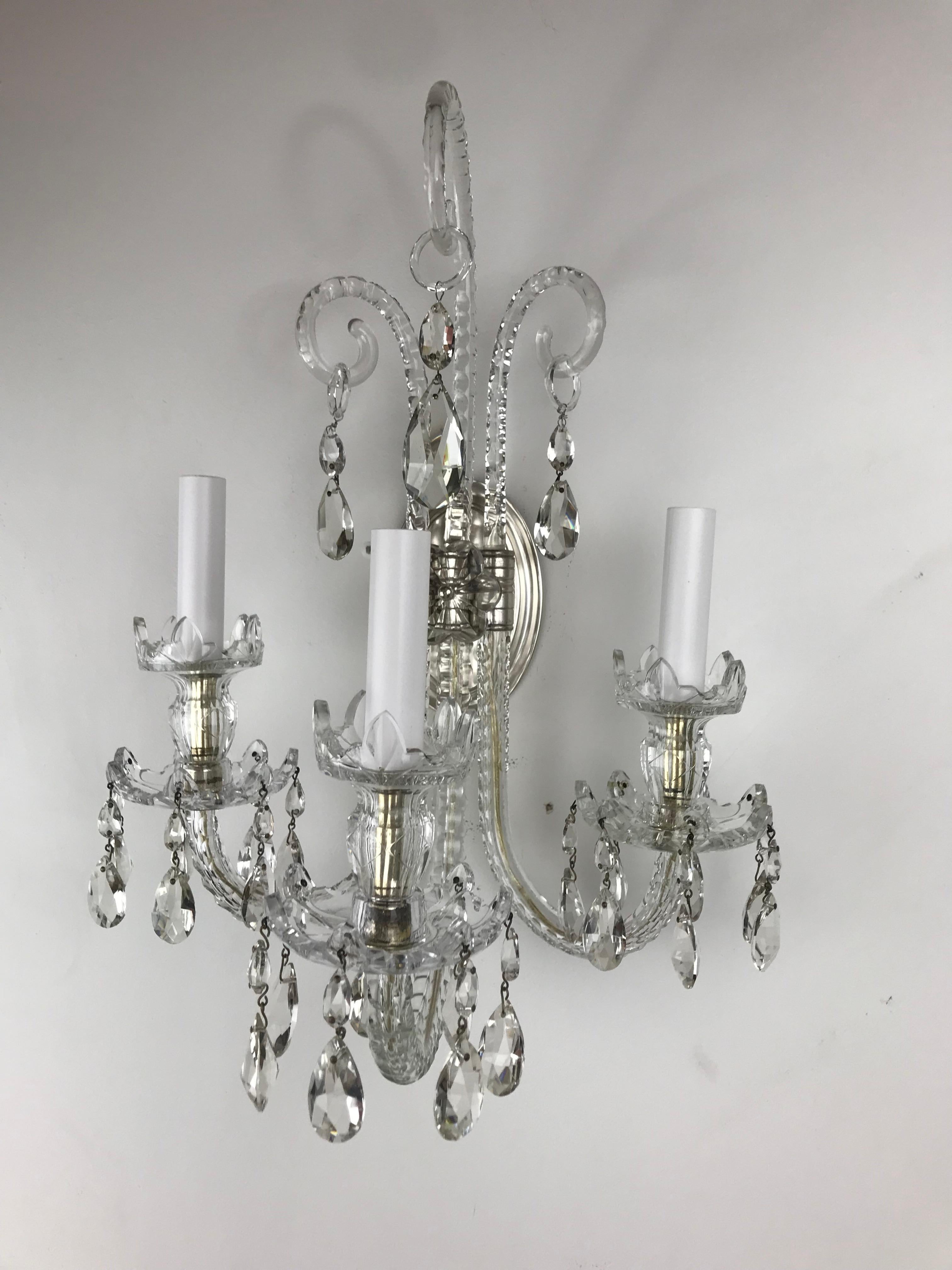 Américain Paire d'appliques en cristal de style Régence à 3 lumières d'après M. Lafount en vente