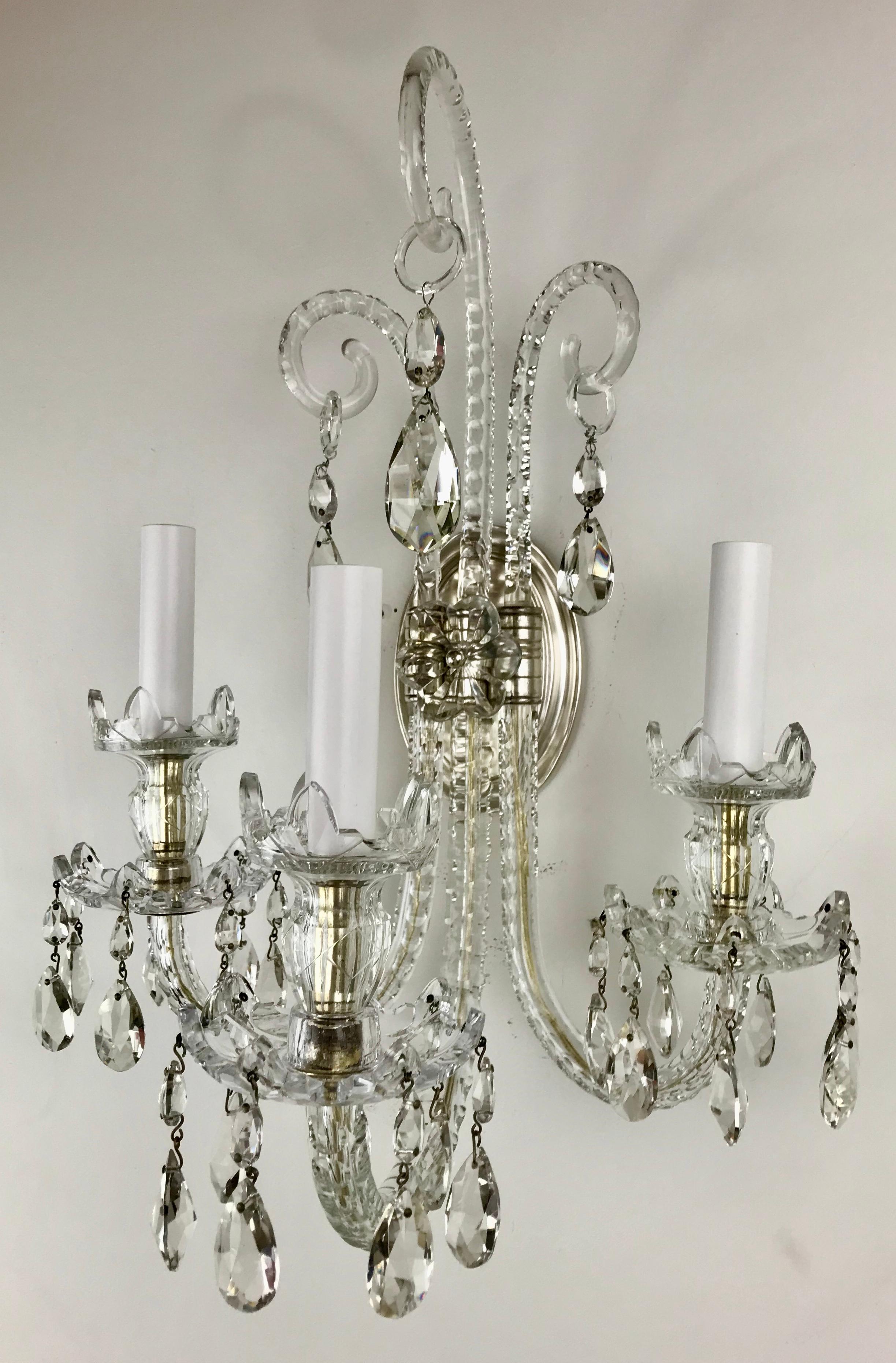 Facetté Paire d'appliques en cristal de style Régence à 3 lumières d'après M. Lafount en vente