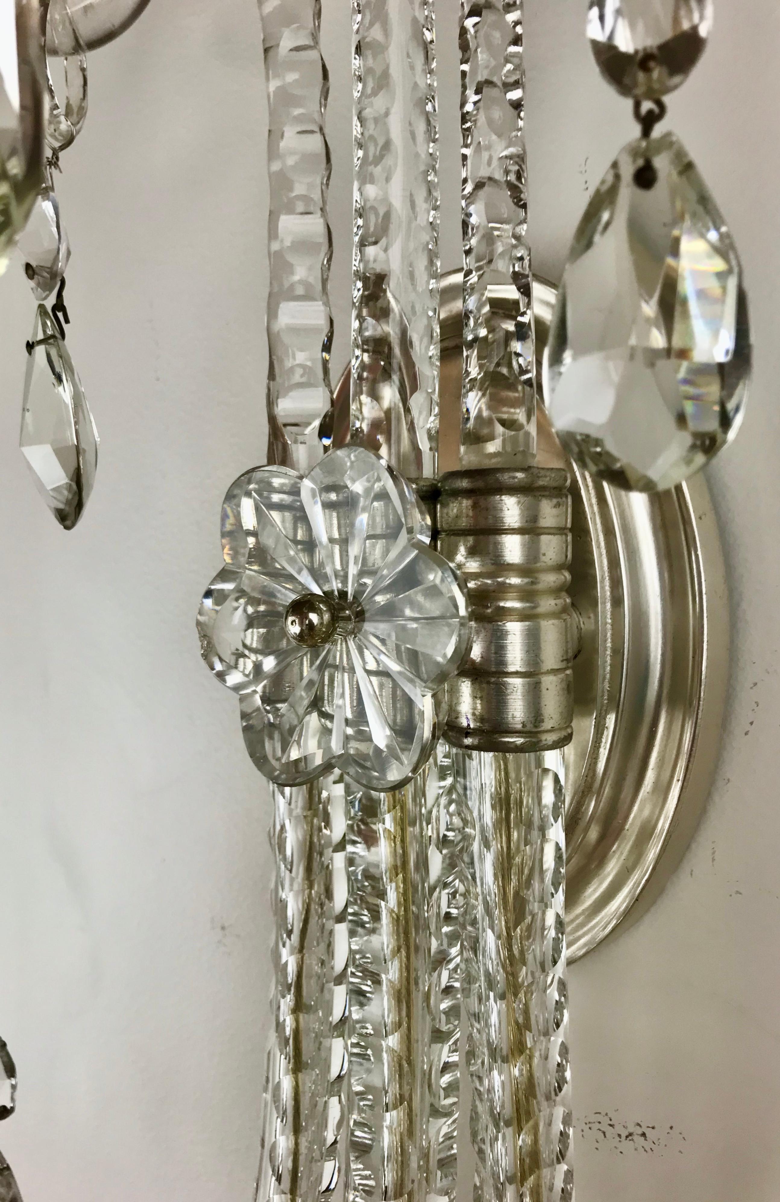 Paire d'appliques en cristal de style Régence à 3 lumières d'après M. Lafount Bon état - En vente à Pittsburgh, PA