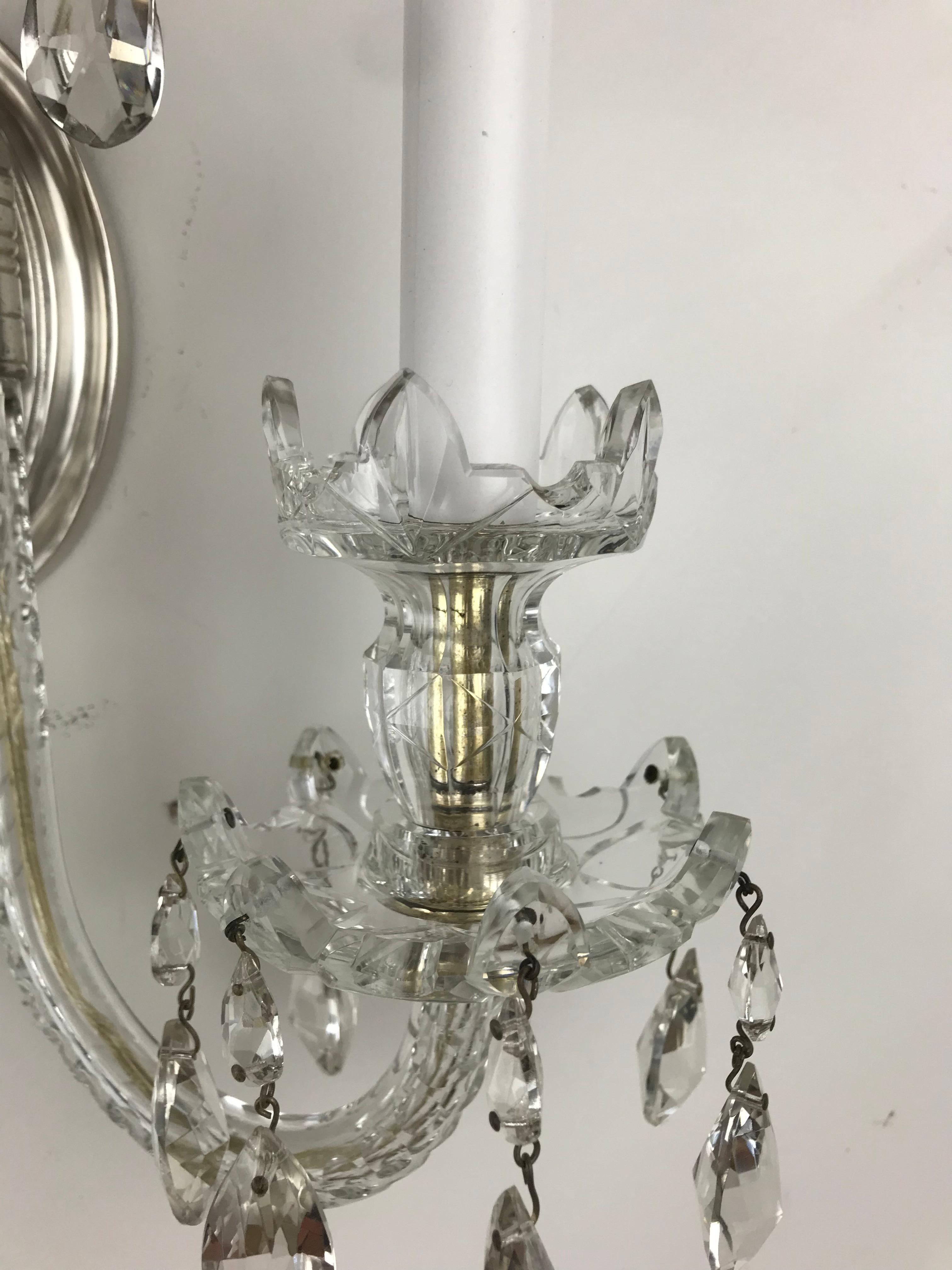 20ième siècle Paire d'appliques en cristal de style Régence à 3 lumières d'après M. Lafount en vente