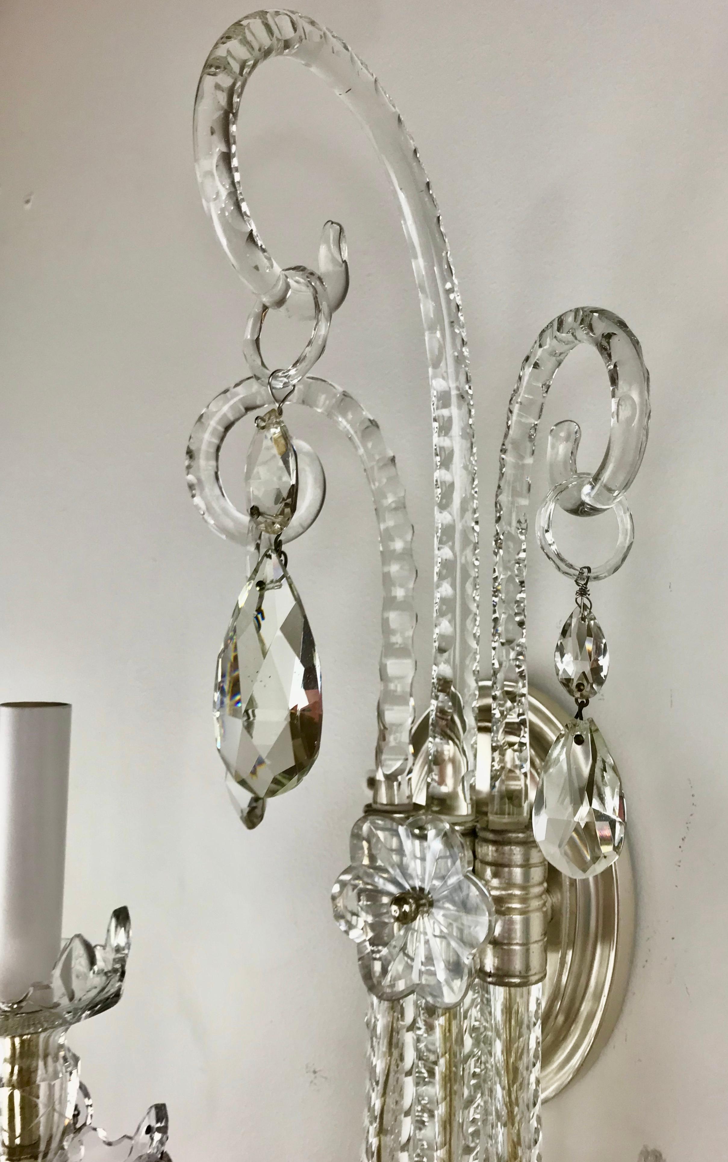 Cristal Paire d'appliques en cristal de style Régence à 3 lumières d'après M. Lafount en vente