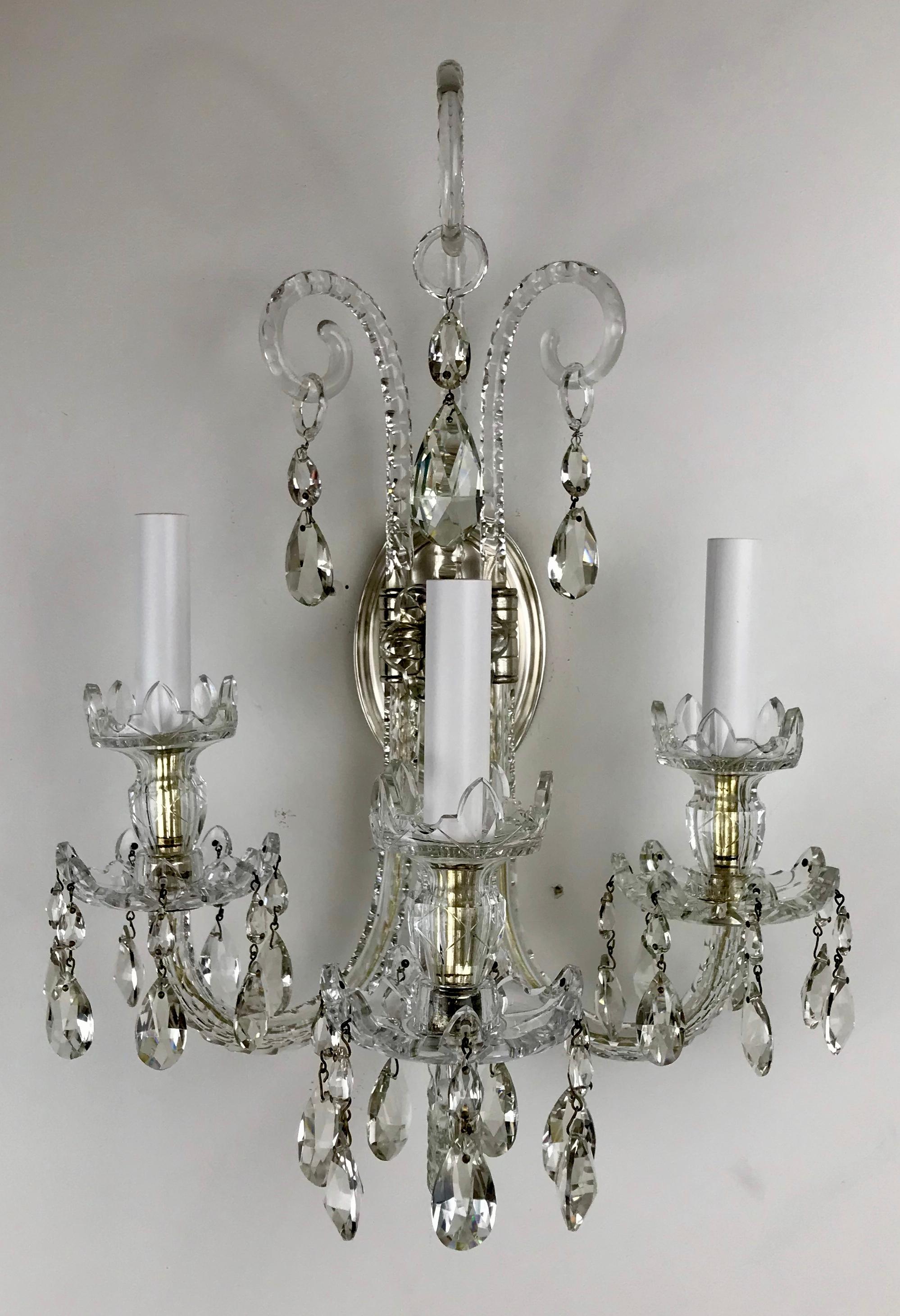 Paire d'appliques en cristal de style Régence à 3 lumières d'après M. Lafount en vente 1