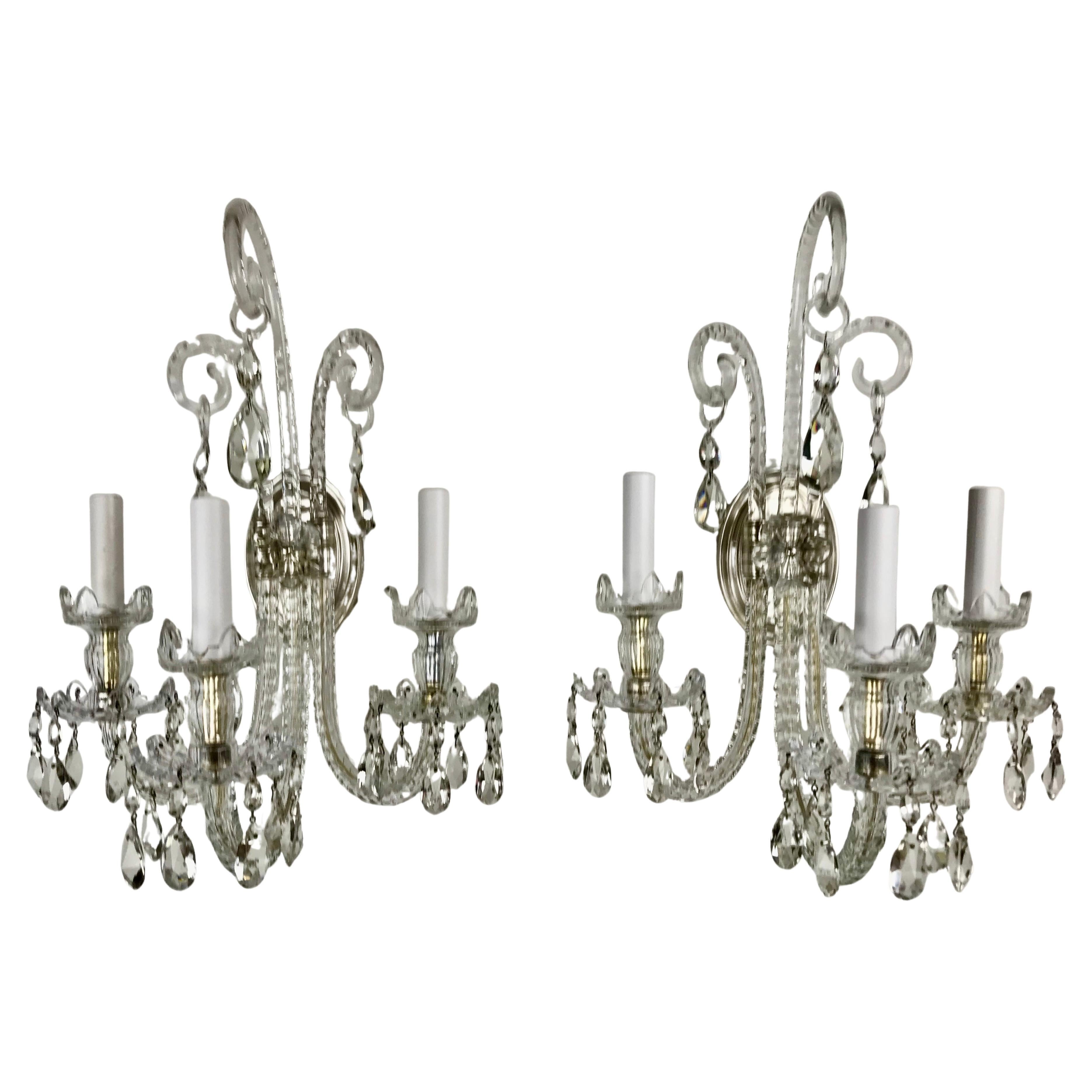 Paire d'appliques en cristal de style Régence à 3 lumières d'après M. Lafount