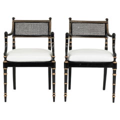 Paire de fauteuils de style Régence en or noir
