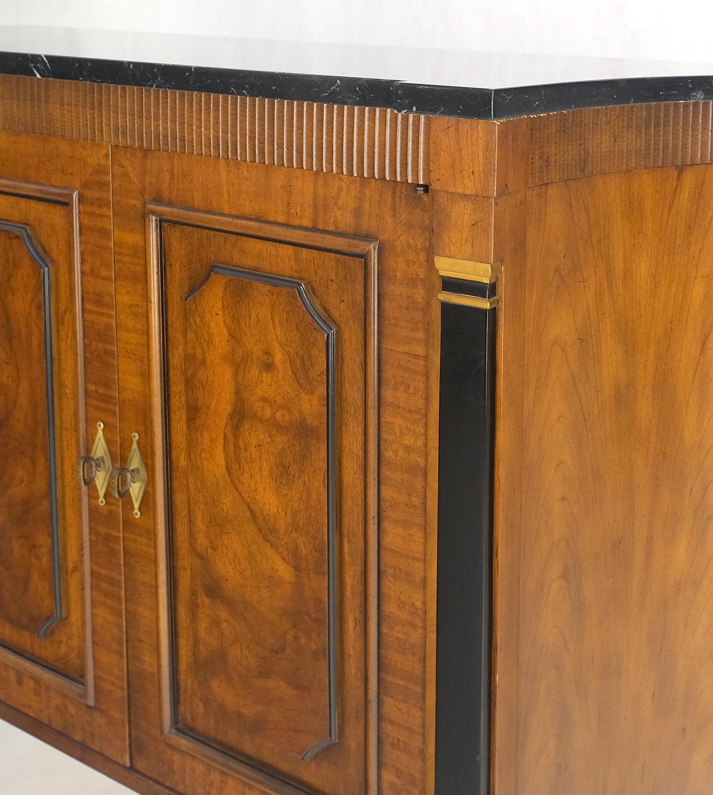 Paar Regency Style Burl Walnuss Scallop Banding Black Marble Top Cabinet Credenza (Moderne der Mitte des Jahrhunderts)