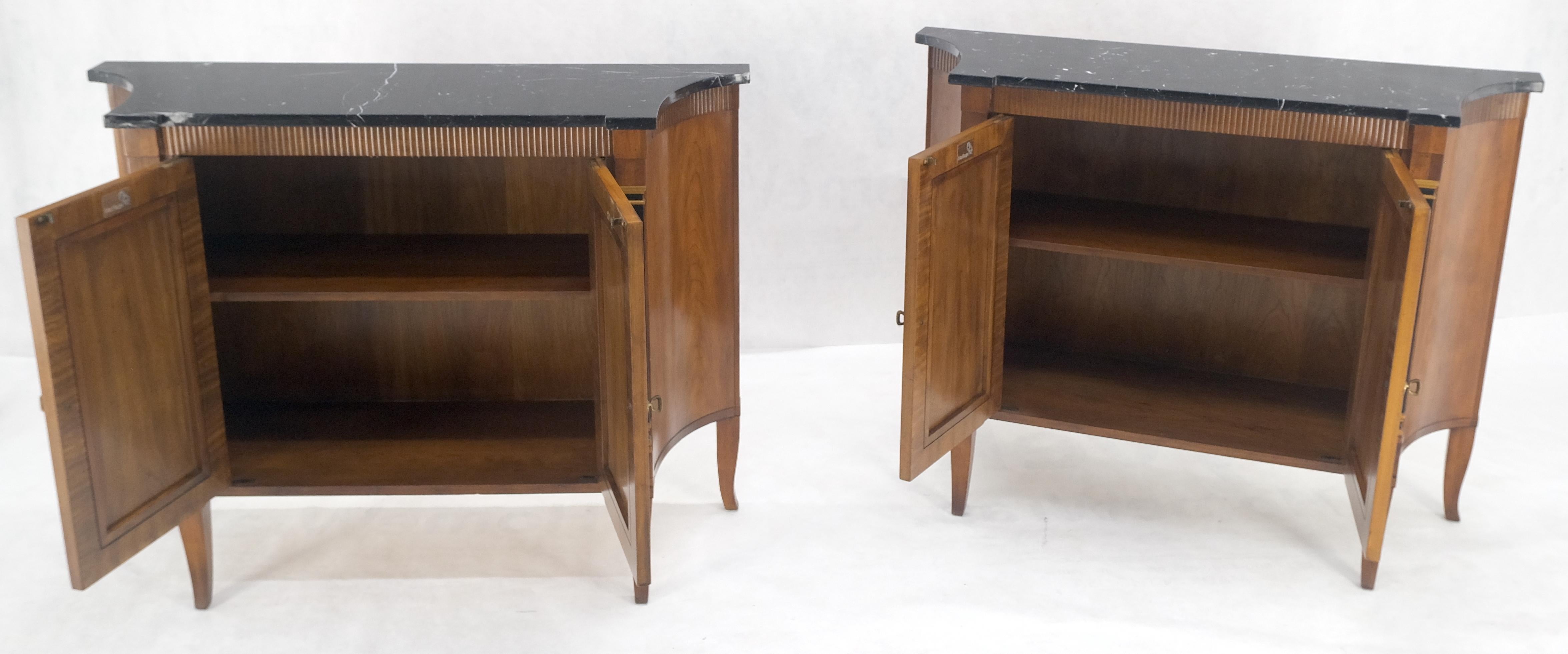 Paar Regency Style Burl Walnuss Scallop Banding Black Marble Top Cabinet Credenza (Lackiert)