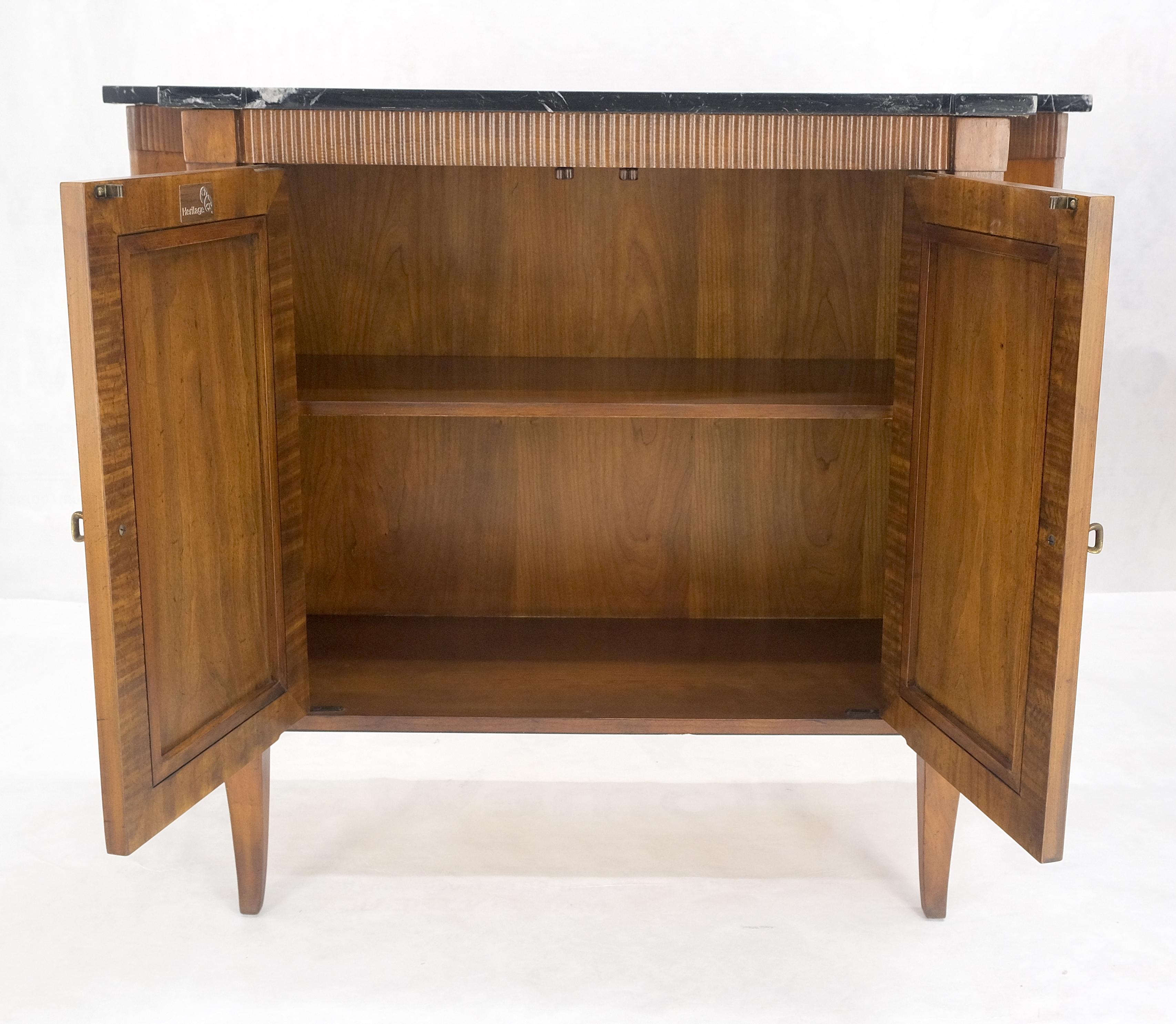 Paar Regency Style Burl Walnuss Scallop Banding Black Marble Top Cabinet Credenza (20. Jahrhundert)