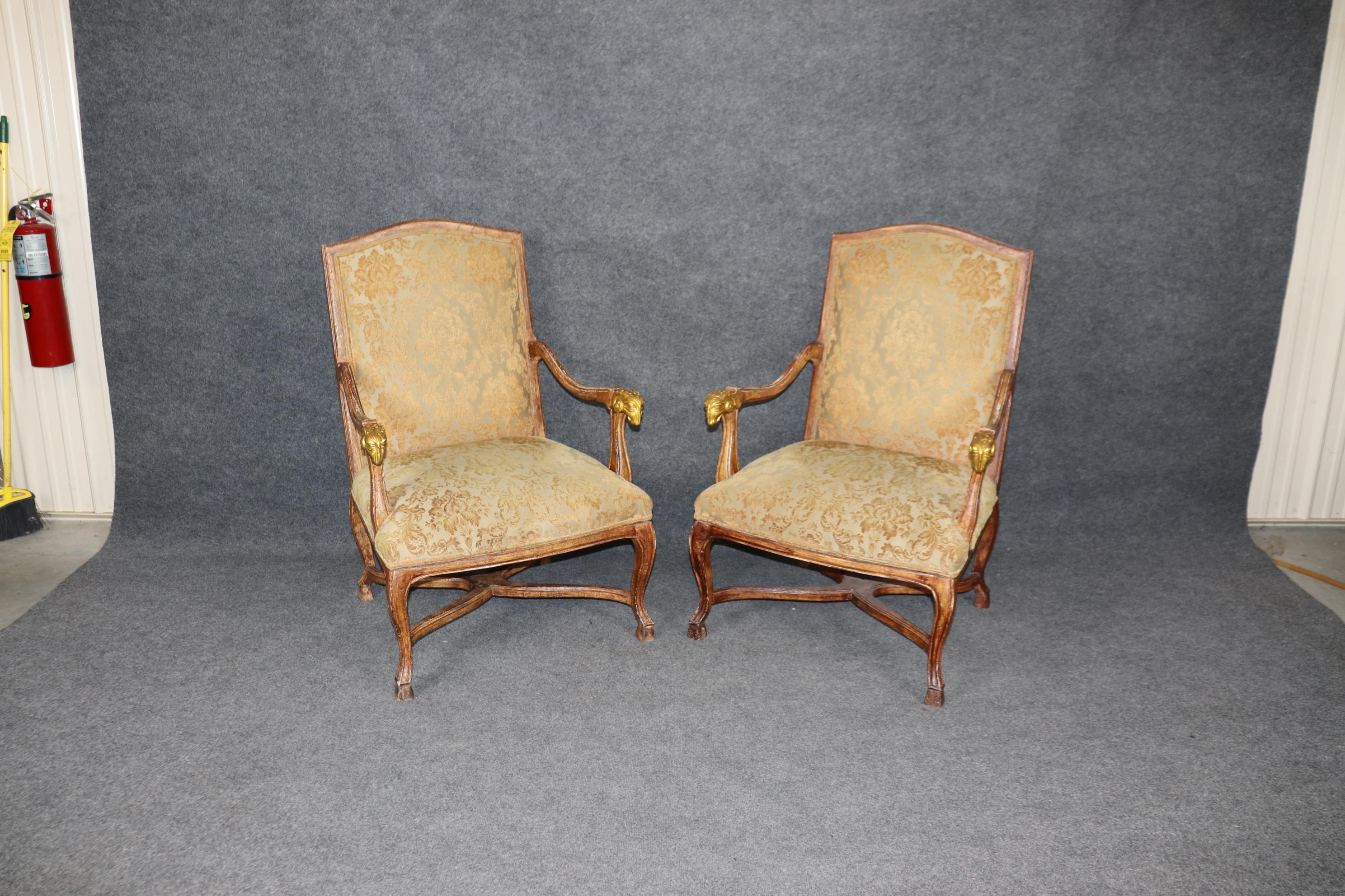 Abbiamo due coppie identiche di queste sedie. Chiedi se ne vuoi un secondo paio e ti faremo uno sconto. Si tratta di una splendida coppia di sedie a testa di montone in stile Regency che possono essere utilizzate a capo di un tavolo da pranzo o in
