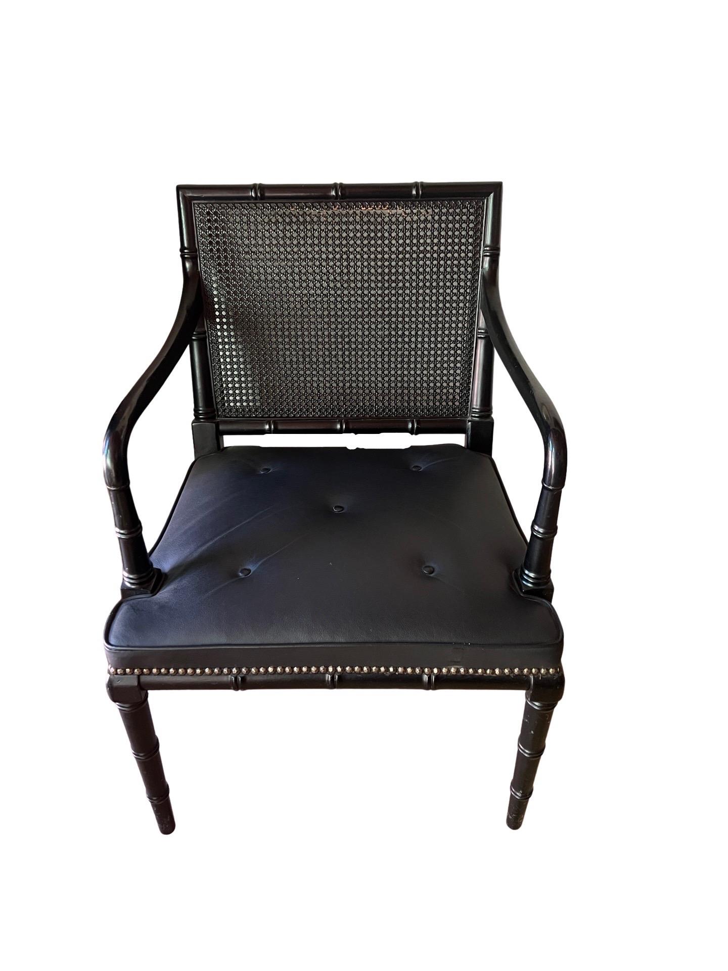 Paire de fauteuils de style Régence en faux bambou ébonisé, cuir et dossier en rotin Bon état - En vente à Atlanta, GA