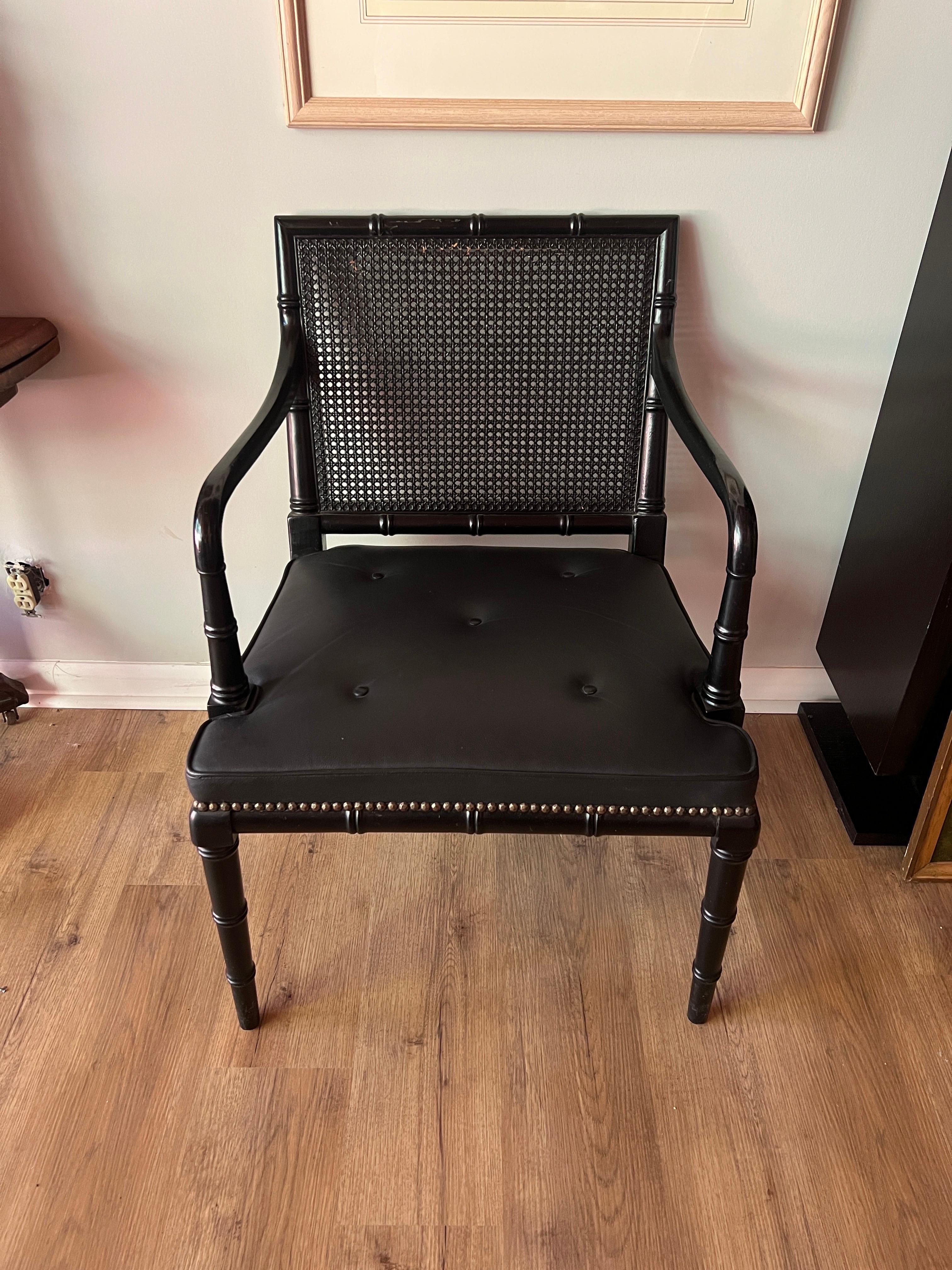 20ième siècle Paire de fauteuils de style Régence en faux bambou ébonisé, cuir et dossier en rotin en vente