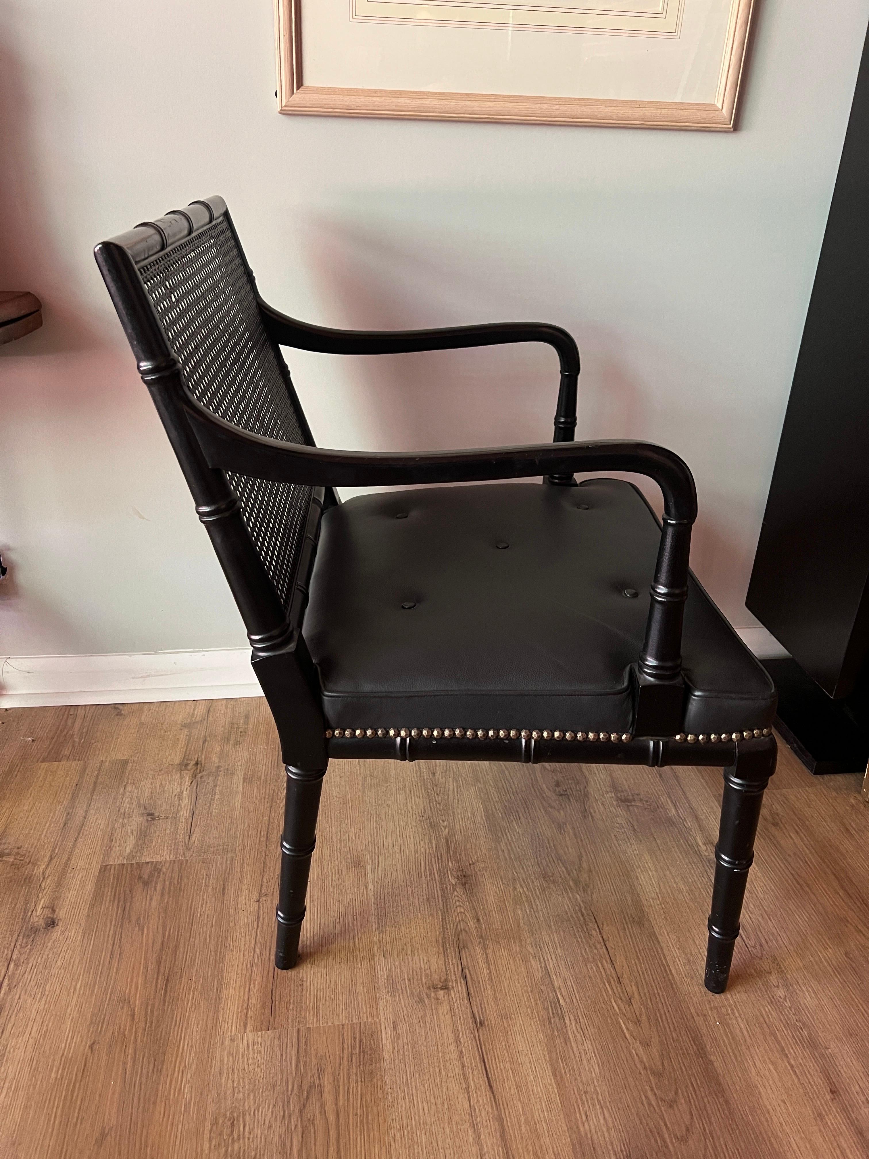 Paire de fauteuils de style Régence en faux bambou ébonisé, cuir et dossier en rotin en vente 3