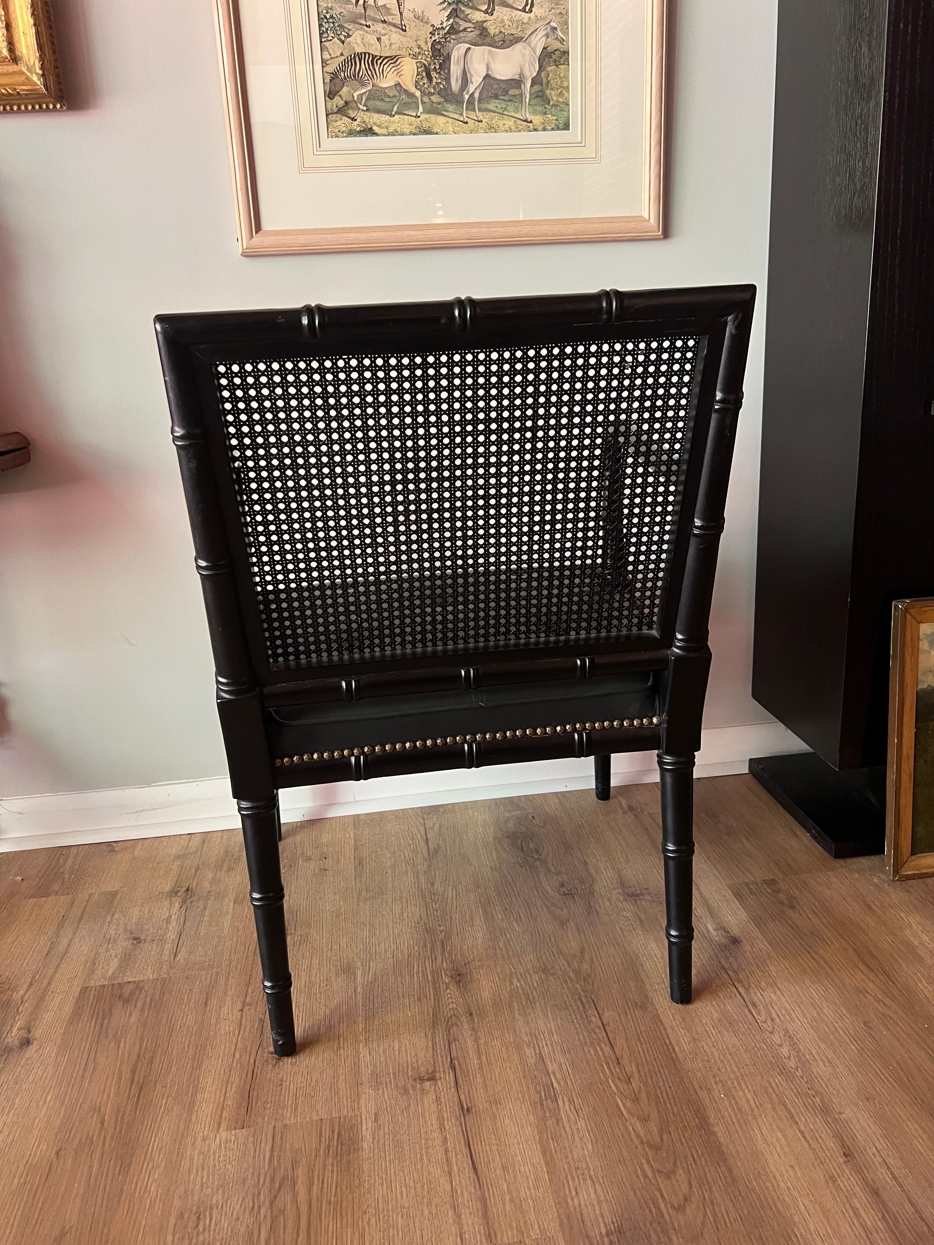 Paire de fauteuils de style Régence en faux bambou ébonisé, cuir et dossier en rotin en vente 4